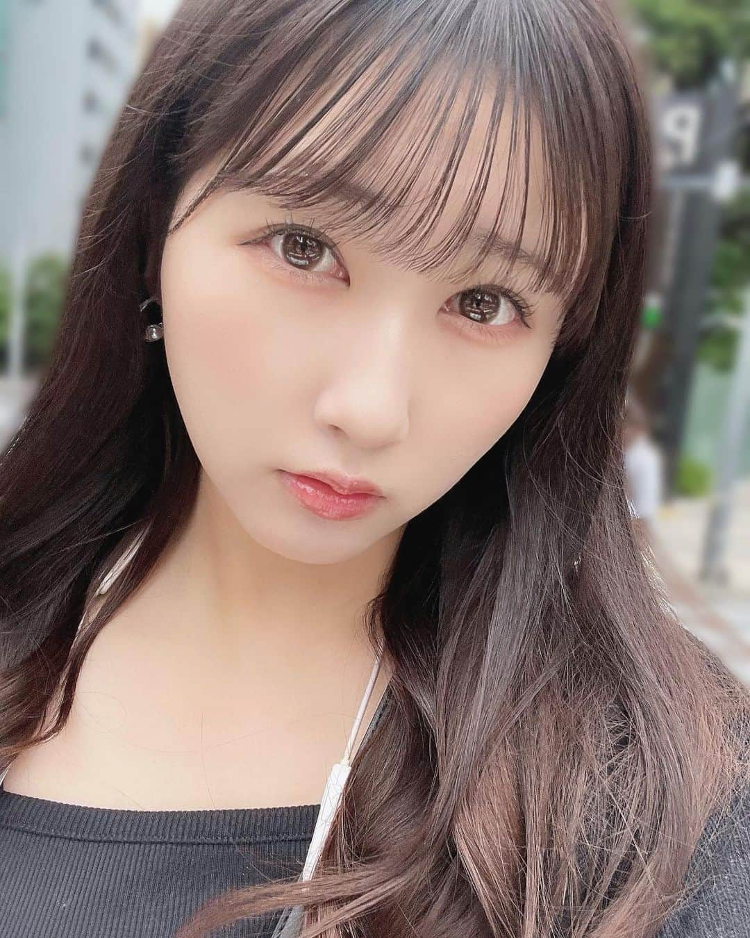 山本杏奈のインスタグラム：「🖤˖°  自然光だと髪明るいー！」