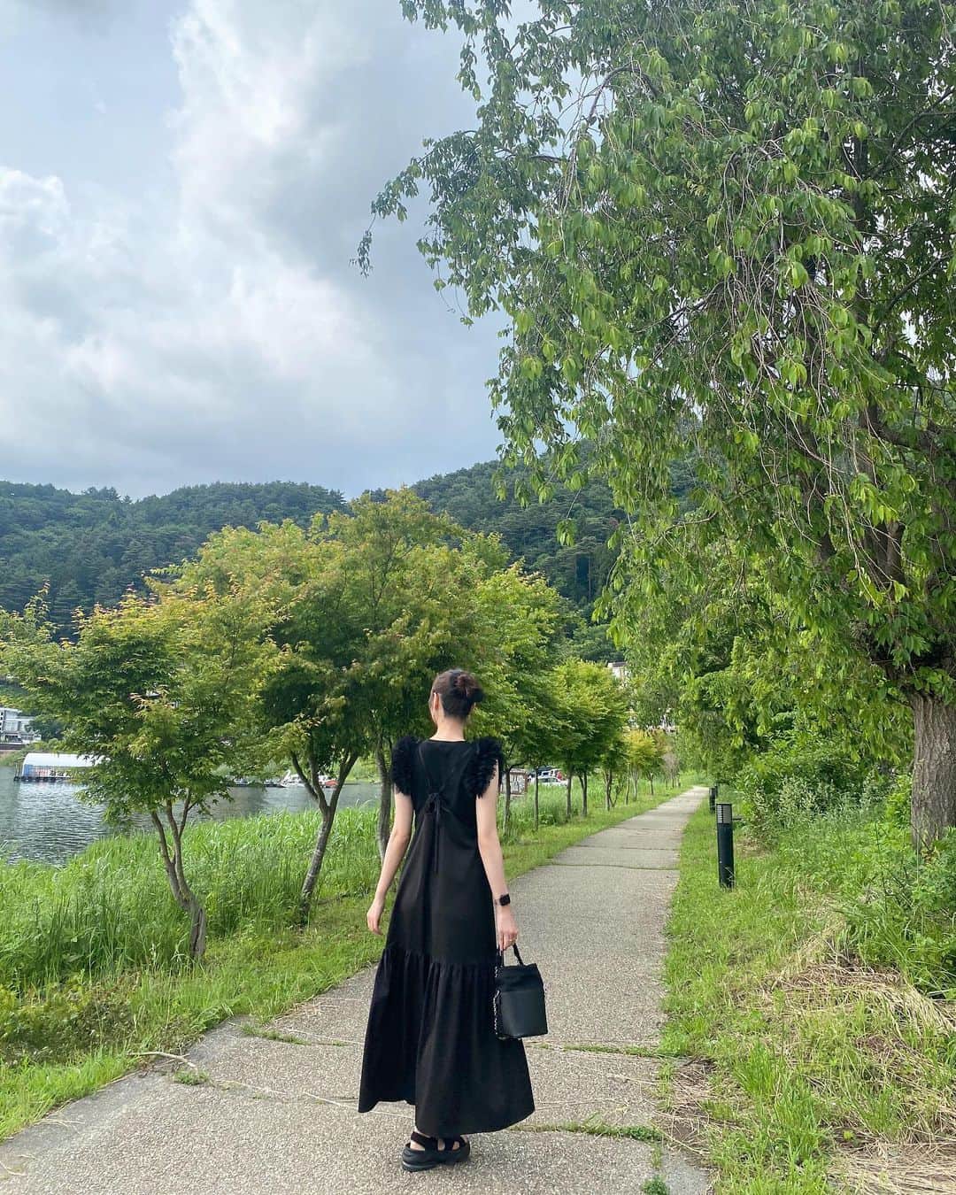 和田瞳さんのインスタグラム写真 - (和田瞳Instagram)「先日山梨県へ🍇💞  河口湖に行ったり鳴沢氷穴に行ったり、自然と戯れてきました。 心と体が休まった気がします！  自然って好き。  tops : #GRL dress : #raycassin  bag : #maisonmargiela  sandal : #NIKE hairaccessory : #lattice」6月10日 20時32分 - hitogram0218