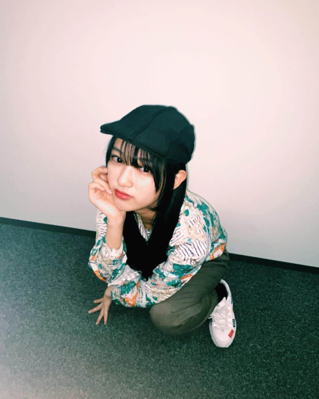 歌田初夏のインスタグラム：「柄がいっぱいのシャツ  下北沢で買ったんだ  しもきたざわ！  シモキタザワ！！  SHIMOKITAZAWA！！！  #下北沢　#古着　#お話し会　#オンラインお話し会　#ありがとうございました」