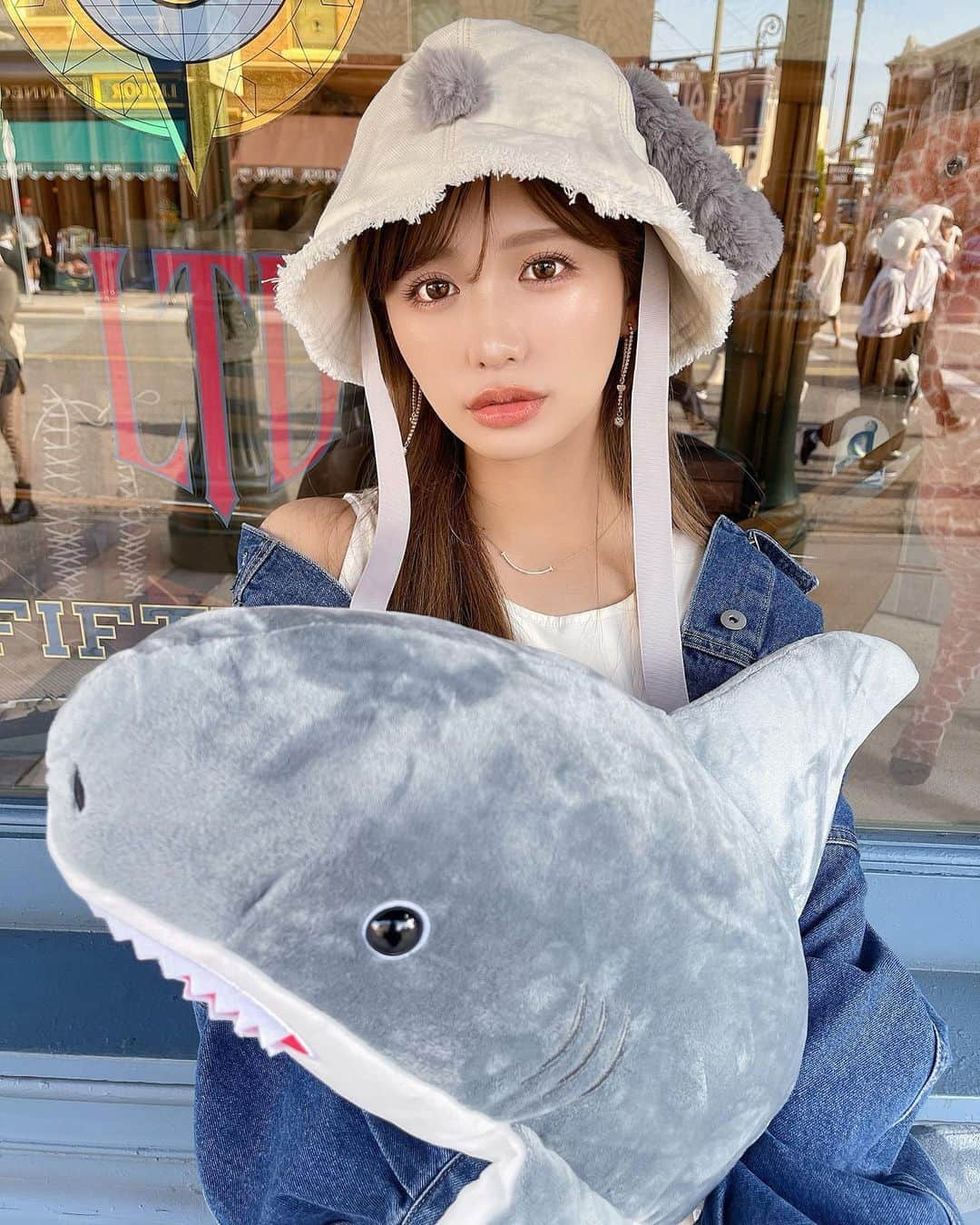 伊藤実祐さんのインスタグラム写真 - (伊藤実祐Instagram)「頑張って取ったサメ🦈💙🫧 ⁡ 可愛いすぎ。目がすき。 ( サメの目が好きっていう女嫌よな ) ⁡ 洋服詳細はYouTubeで載せたけど 一応ここでも。🐰♡ ⁡ jacket ▸ @mystrada_official  one-piece ▸ @emmi.jp  shoes ▸ @dior  ⁡ ⁡ ⁡ 最後の写真が1番好き👭♥︎ (ど？) ⁡ ⁡ ⁡ ⁡ ⁡ #ユニバ #ユニバコーデ #ユニバカチューシャ #ユニバーサル #ユニバーサルスタジオジャパン #usjコーデ #双子コーデ #リンクコーデ #おそろコーデ #おそろいコーデ #デニムコーデ #ツインコーデ #ホワイトコーデ  #自まつ毛 #自まつ毛メイク #まつ毛美容液 #ラッシュリフト #ラッシュアディクト #イエベ #イエベ秋 #イエベ春 #イエベメイク #イエベコーデ #骨格ストレート #骨ストコーデ」6月10日 20時34分 - miyu.61