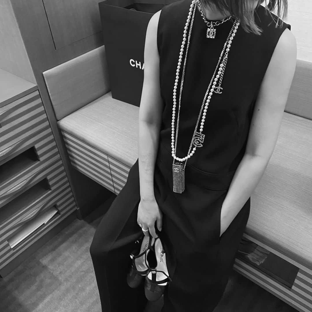 TOMOさんのインスタグラム写真 - (TOMOInstagram)「@chanelofficial  ショーのときのふく。 @lohen__official の今夜再販のコクーンオールインワンにCHANELのアクセサリージャラジャラ。 この上にCHANELのレザーベストを😎😎  #CHANEL#CHANELinTokyo#CHANELMetiersdArt」6月10日 20時40分 - nicoco121