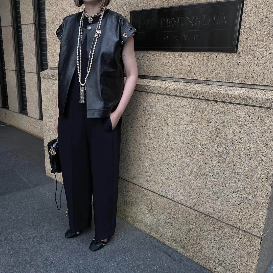 TOMOさんのインスタグラム写真 - (TOMOInstagram)「@chanelofficial  ショーのときのふく。 @lohen__official の今夜再販のコクーンオールインワンにCHANELのアクセサリージャラジャラ。 この上にCHANELのレザーベストを😎😎  #CHANEL#CHANELinTokyo#CHANELMetiersdArt」6月10日 20時40分 - nicoco121