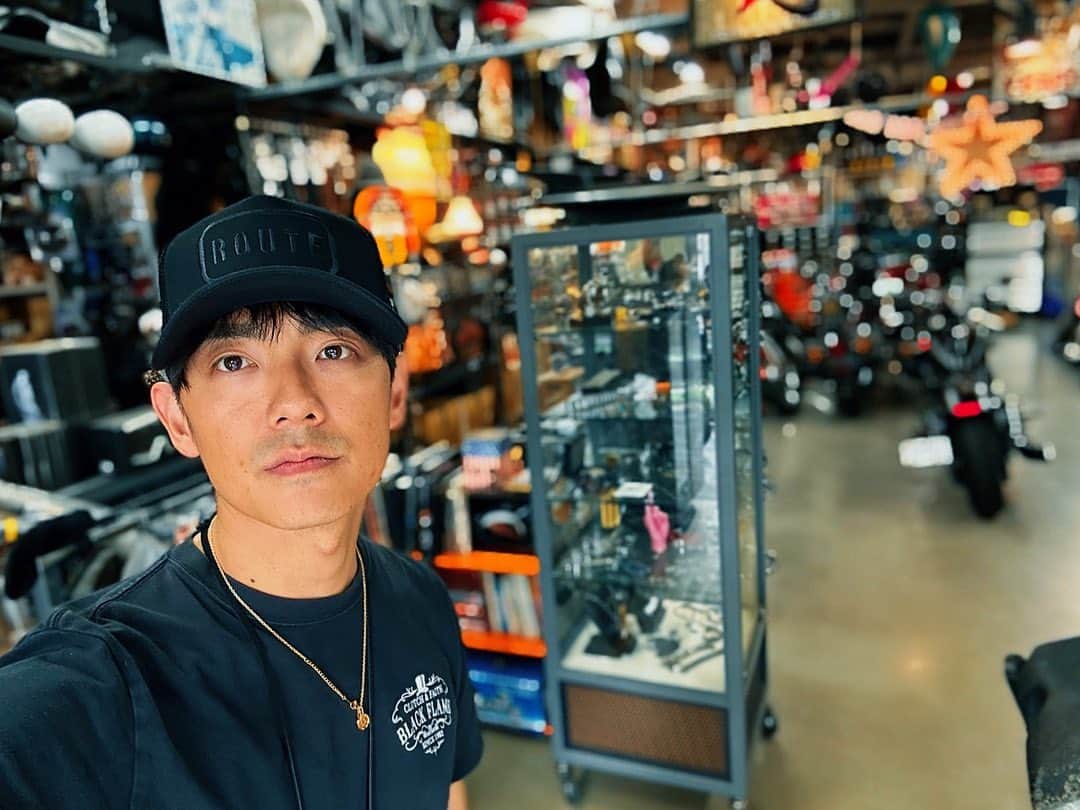 長田成哉のインスタグラム：「後輩が車検なのでお店から帰りに乗っけて帰る要員でついて行った。  #明日は雨っぽいね #嫌だなぁ #あ #しれっと #髭剃りました #自分なのに見慣れなくて #お前だれ #ってなってます」