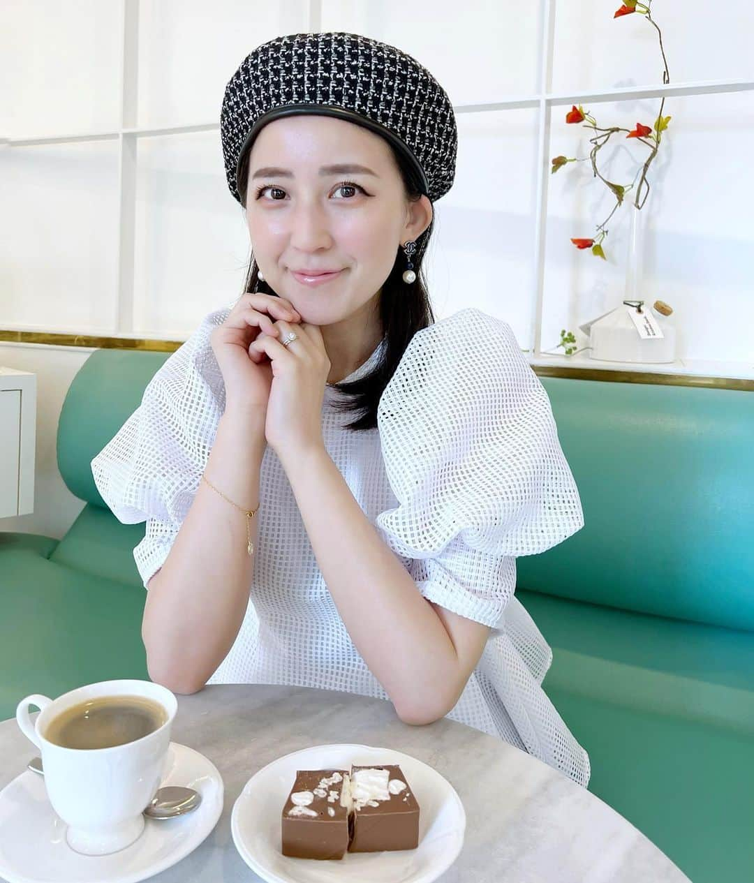 来栖あつこのインスタグラム：「朝からチョコ活☕️ 青山、銀座とは違って白金は 落ち着いてコーヒー飲めるの、好き。  帰りには、お家用にミントチョコも 買ったよ🌿 うまい、うまい♡  洋服どこの？ってめちゃくちゃ連絡 きたからタグ付けておきまーす  #白金　#白金カフェ #ショコラティエエリカ　 #リス顔 #猫顔 #たぬき顔 #atsukokurusu #来栖あつこ #アヒル口」