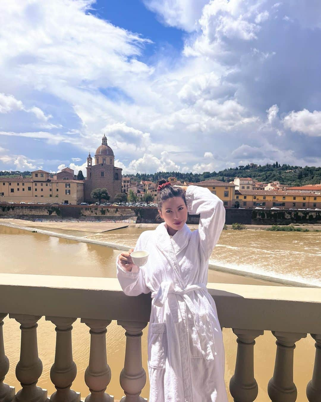 ベティ・オウティエさんのインスタグラム写真 - (ベティ・オウティエInstagram)「Retour sur un séjour à Florence 🇮🇹♥️en deux parties : la première en famille au sublime hôtel St Regis, avec la suite Bottega Veneta et sa vue sur le fleuve Arno…   La deuxième en plein cœur du centre dans un appartement incroyable et avec une vue directe sur la cathédrale Santa Maria del Fiore, il suffisait de tendre le bras pour la toucher, j’en ai encore des frissons… 🙏🏻  10ans que je n’étais pas retournée à Florence, time flies …」6月10日 20時44分 - bettyautier