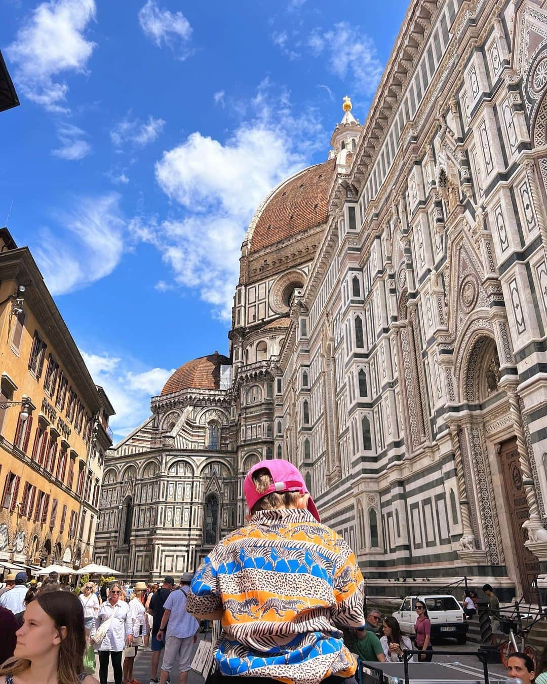 ベティ・オウティエさんのインスタグラム写真 - (ベティ・オウティエInstagram)「Retour sur un séjour à Florence 🇮🇹♥️en deux parties : la première en famille au sublime hôtel St Regis, avec la suite Bottega Veneta et sa vue sur le fleuve Arno…   La deuxième en plein cœur du centre dans un appartement incroyable et avec une vue directe sur la cathédrale Santa Maria del Fiore, il suffisait de tendre le bras pour la toucher, j’en ai encore des frissons… 🙏🏻  10ans que je n’étais pas retournée à Florence, time flies …」6月10日 20時44分 - bettyautier