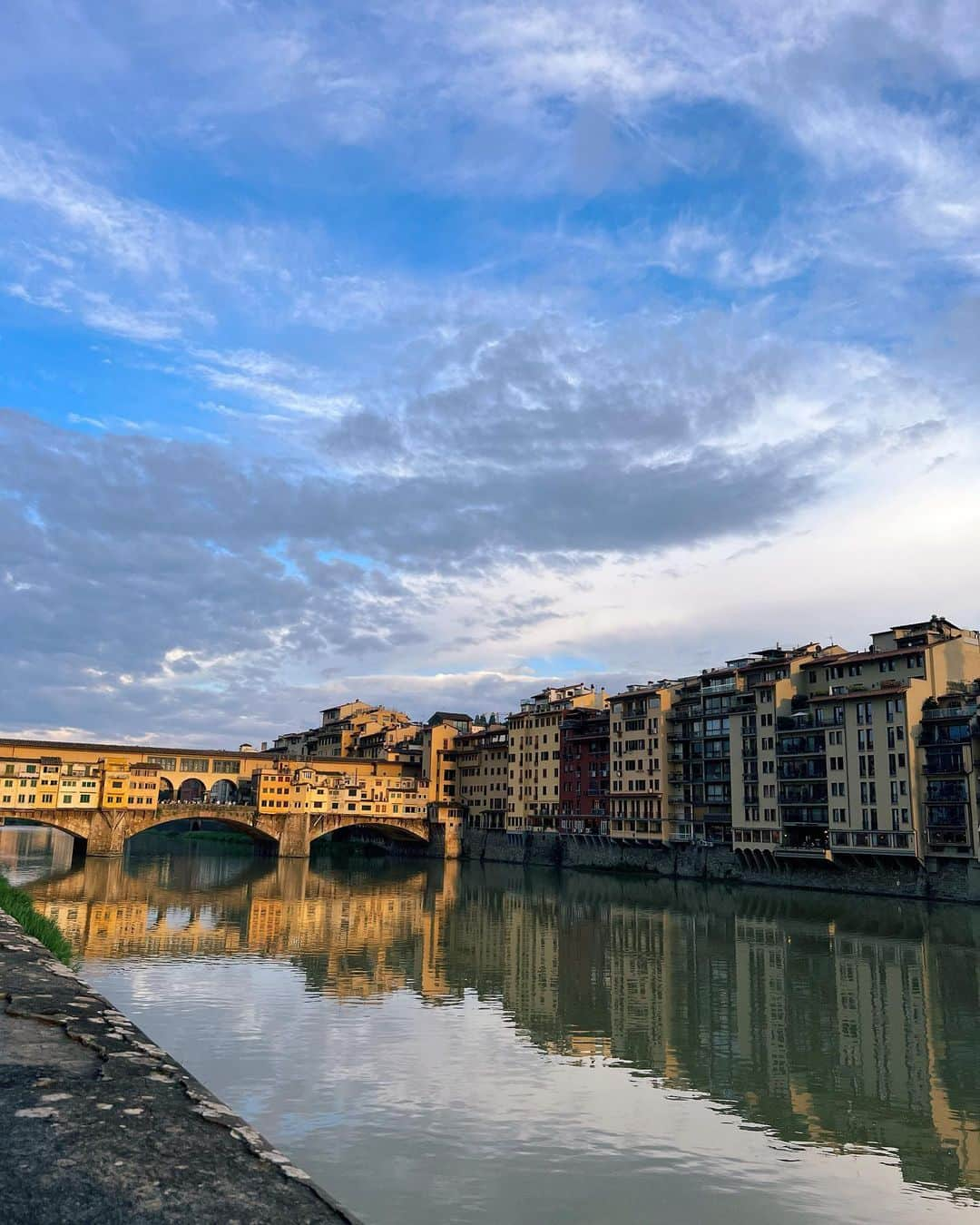 ベティ・オウティエさんのインスタグラム写真 - (ベティ・オウティエInstagram)「Retour sur un séjour à Florence 🇮🇹♥️en deux parties : la première en famille au sublime hôtel St Regis, avec la suite Bottega Veneta et sa vue sur le fleuve Arno…   La deuxième en plein cœur du centre dans un appartement incroyable et avec une vue directe sur la cathédrale Santa Maria del Fiore, il suffisait de tendre le bras pour la toucher, j’en ai encore des frissons… 🙏🏻  10ans que je n’étais pas retournée à Florence, time flies …」6月10日 20時44分 - bettyautier