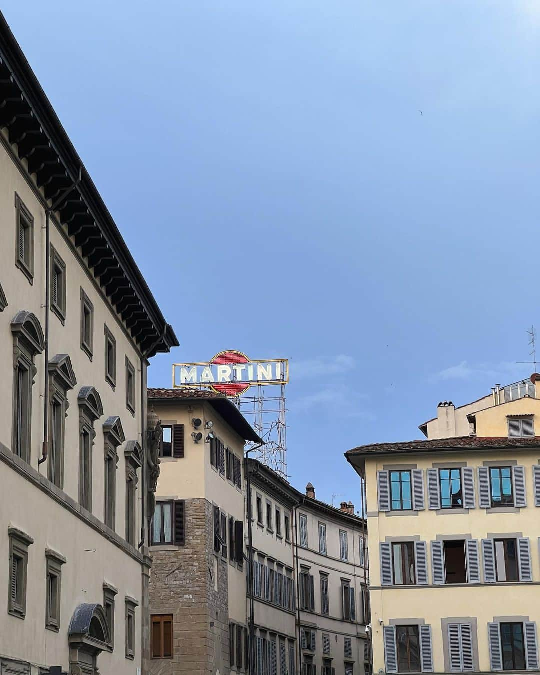 ベティ・オウティエさんのインスタグラム写真 - (ベティ・オウティエInstagram)「Retour sur un séjour à Florence 🇮🇹♥️en deux parties : la première en famille au sublime hôtel St Regis, avec la suite Bottega Veneta et sa vue sur le fleuve Arno…   La deuxième en plein cœur du centre dans un appartement incroyable et avec une vue directe sur la cathédrale Santa Maria del Fiore, il suffisait de tendre le bras pour la toucher, j’en ai encore des frissons… 🙏🏻  10ans que je n’étais pas retournée à Florence, time flies …」6月10日 20時44分 - bettyautier