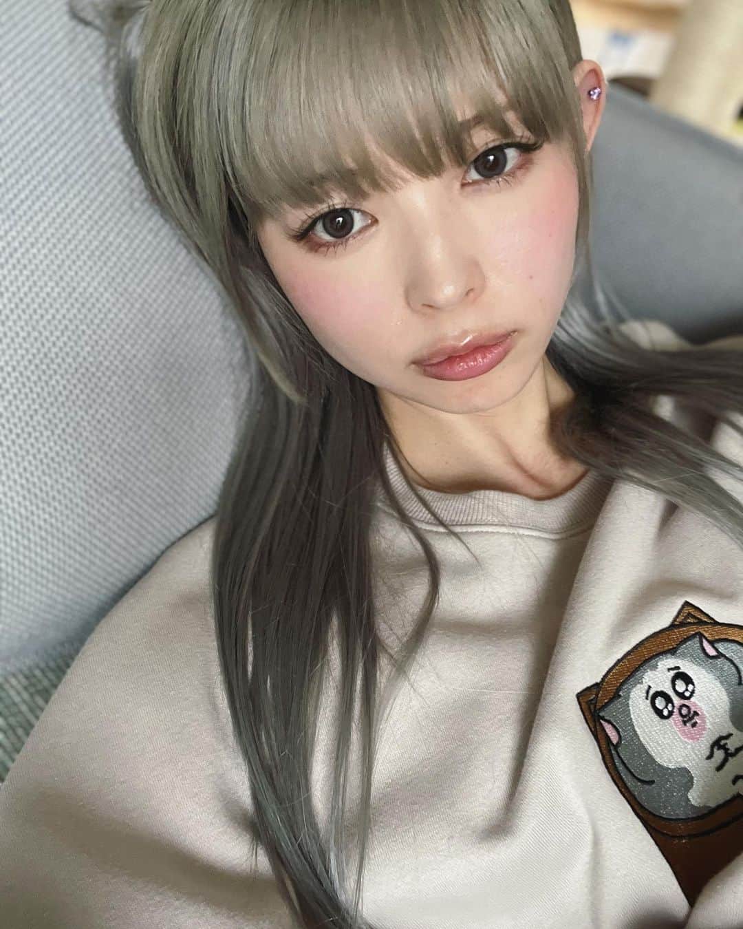 最上もがのインスタグラム：「ほんとは今月末まで エクステつけてようと思ったのだけど 多分無理なので、笑 せっかくだから写真だけ色々アップして ささっとショートに戻ります。  顔が赤いのはダレちゃんがインライを見にきたからです。🤣 友だちにみられるの恥ずかしいね！笑  よく言われるけど 鼻の横のくぼみ？は水疱瘡のあとだよ！ ちっちゃい頃からあるよ。  コメ返楽しかった🌞ありがとー！」