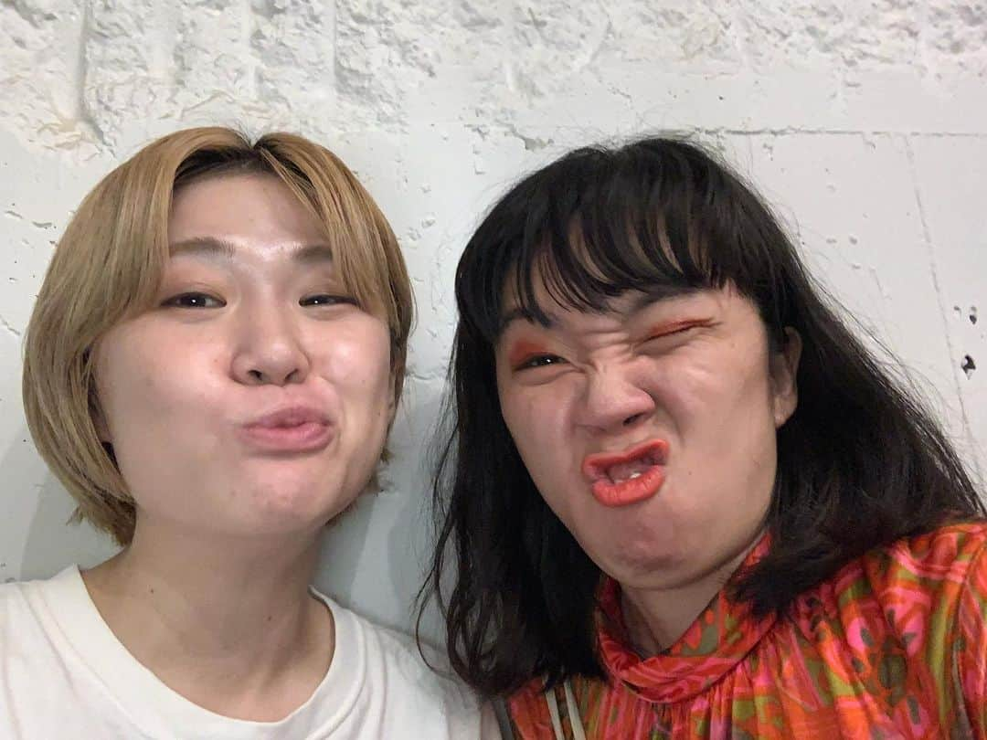 にぼしいわしさんのインスタグラム写真 - (にぼしいわしInstagram)「アメ天ありがとうございました！ Laughの部で出させていただきました〜 ボニーもいる写真は誰かが撮ってくれてるんや！欲しいんや  鬼畜香盤表により、 錚々たるメンバーの中でトップバッターで空気玉漫談しました。  カナメさんにずっと「泣いてる？」と聞かれ続けてました。 友保さんからはナイスファイトと言われました。ナイスファイトちょっと恥ずかったです。  回るの怖かったので投げたら回りませんでした！勝利です。  大喜利のコーナーではおとぼけビ〜バ〜のよよよしえ姐さんとタッグを組んで大喜利やらせてもらいました！ 写真からも分かる通り、 ライブ始まる前もネチネチネチネチ話してて、すごい気が合いました。 飲みに行きたいです。  そして終演後、なんと、私がエッセイをやるぞ！と決めれた恩人の島田彩さんにお会いできました…！ 島田さんが審査員を務められていたnoteのエッセイコンテストで島田さんに審査員賞をいただいたきました。 わざわざ終演後来ていただきまして、少しお話させていただきました。 絶対もっとゆっくり話す。次は絶対ゆっくり話す。  にぼしは箕面で猿と互角に戦っていましたが、結局示談に持ち込んだそうです。  アメ天の主催者様、スタッフ様、最高ライブにお呼びいただきまして誠にありがとうございました〜！！  #アメ天 #アメ村天国 #おとぼけビ〜バ〜　さん」6月10日 20時46分 - niboshiiwashiiwashi