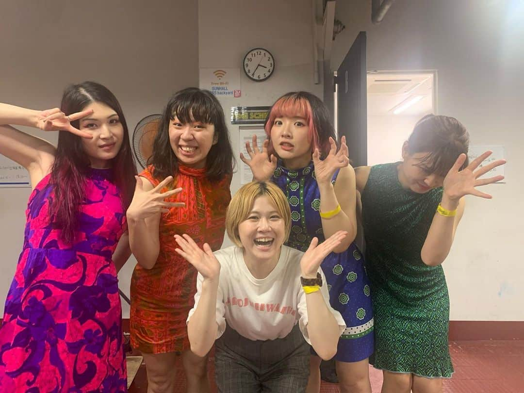 にぼしいわしさんのインスタグラム写真 - (にぼしいわしInstagram)「アメ天ありがとうございました！ Laughの部で出させていただきました〜 ボニーもいる写真は誰かが撮ってくれてるんや！欲しいんや  鬼畜香盤表により、 錚々たるメンバーの中でトップバッターで空気玉漫談しました。  カナメさんにずっと「泣いてる？」と聞かれ続けてました。 友保さんからはナイスファイトと言われました。ナイスファイトちょっと恥ずかったです。  回るの怖かったので投げたら回りませんでした！勝利です。  大喜利のコーナーではおとぼけビ〜バ〜のよよよしえ姐さんとタッグを組んで大喜利やらせてもらいました！ 写真からも分かる通り、 ライブ始まる前もネチネチネチネチ話してて、すごい気が合いました。 飲みに行きたいです。  そして終演後、なんと、私がエッセイをやるぞ！と決めれた恩人の島田彩さんにお会いできました…！ 島田さんが審査員を務められていたnoteのエッセイコンテストで島田さんに審査員賞をいただいたきました。 わざわざ終演後来ていただきまして、少しお話させていただきました。 絶対もっとゆっくり話す。次は絶対ゆっくり話す。  にぼしは箕面で猿と互角に戦っていましたが、結局示談に持ち込んだそうです。  アメ天の主催者様、スタッフ様、最高ライブにお呼びいただきまして誠にありがとうございました〜！！  #アメ天 #アメ村天国 #おとぼけビ〜バ〜　さん」6月10日 20時46分 - niboshiiwashiiwashi