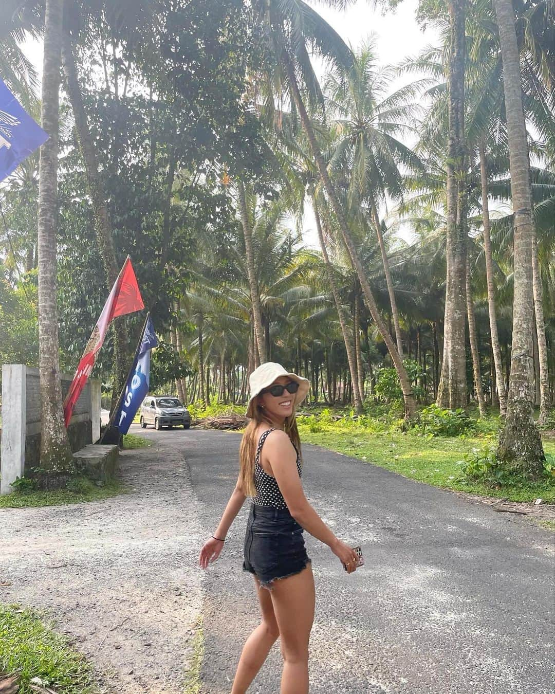 川合美乃里のインスタグラム：「Krui 🇮🇩🛵🌴💙 久々のエミリ✨」