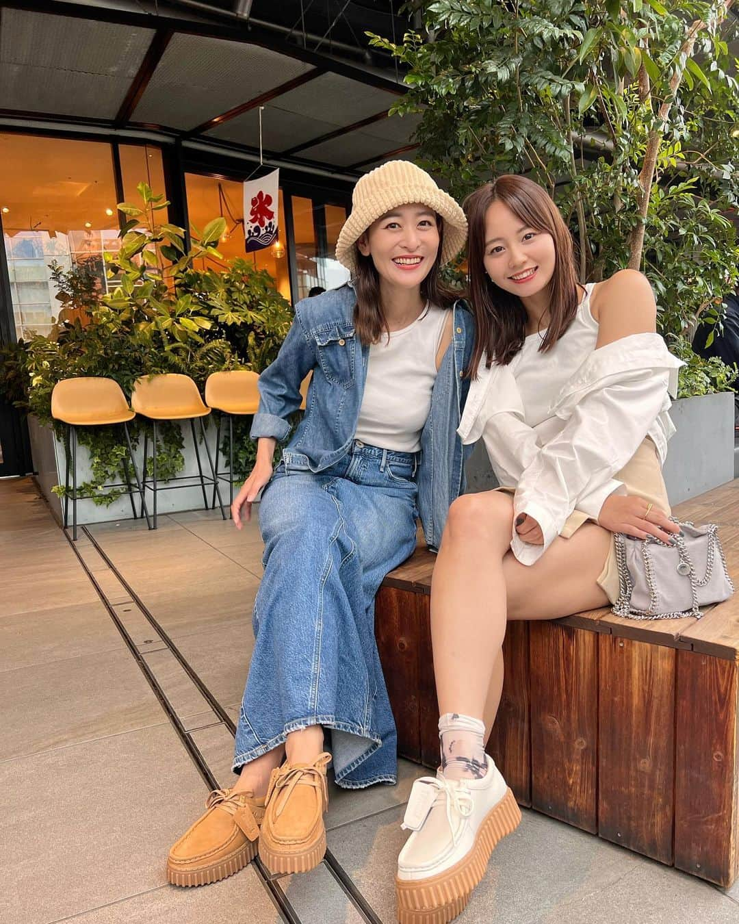 難波礼華のインスタグラム：「@clarksshoes  ななとオソロ〜♡ この定番の形がちょっと厚底になっててちょー可愛いの🥹 今年200周年なんだって！すごい♡  アクンるみ抱っこしながら撮ってくれてるの🤣🤳♡  #clarks#クラークス#torhill」