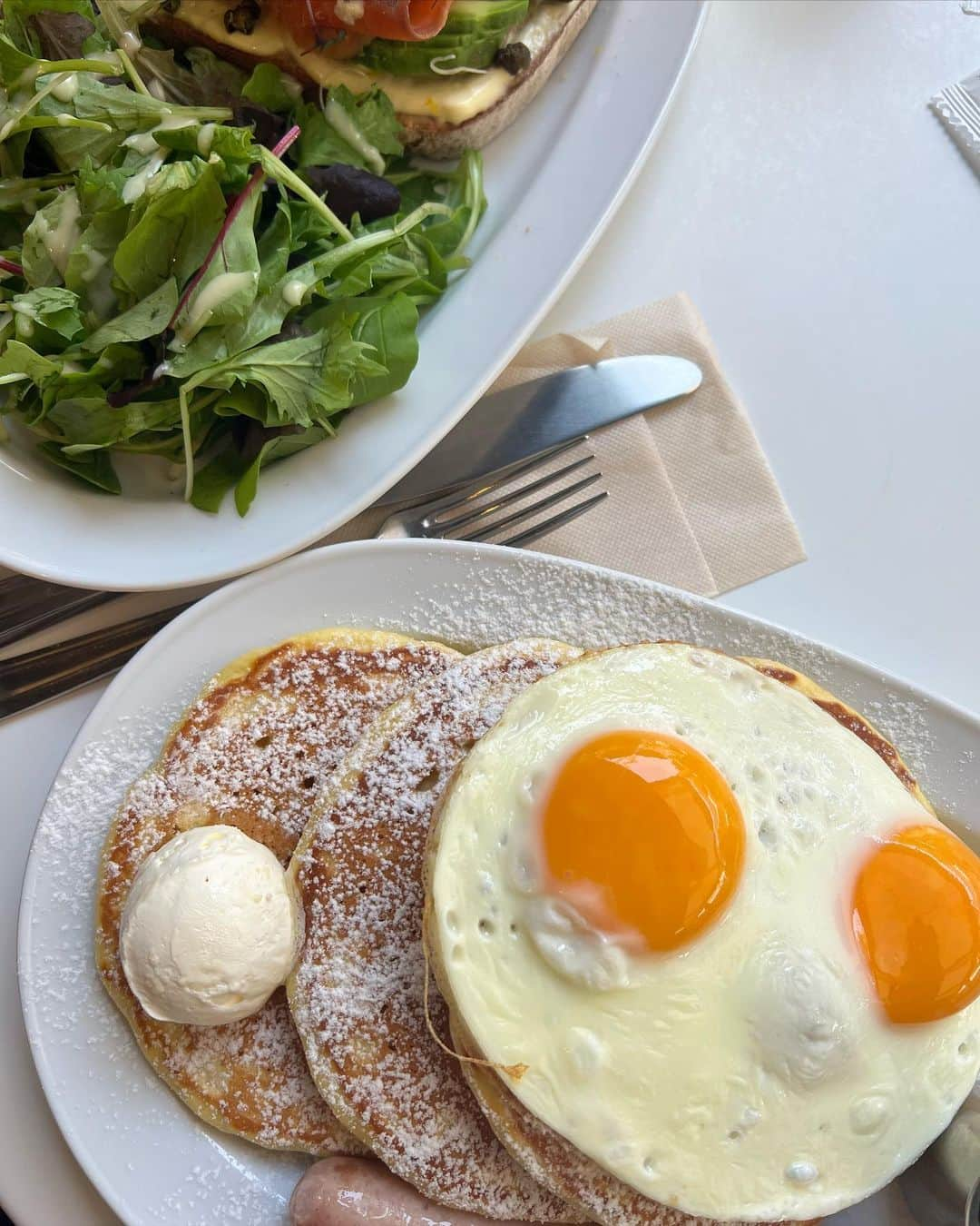 雨宮凜々子さんのインスタグラム写真 - (雨宮凜々子Instagram)「めちゃくちゃリピしてるとこ🍳🫶🏻 甘さ控えめのパンケーキとペッパーが効いたソーセージの相性が最高なんです👍  📍Crisscross 🍳 Buttermilk pancakes with sausage and fried eggs (バターミルクパンケーキ ソーセージ&フライドエッグ) 🍳 Avocado toast with smoke salmon, dijon cream cheese, fresh herb on rye bread (スモークサーモンとディジョンクリームチーズ、フレッシュハーブのアボカドトースト)  OOTD 👗#rilyco  🧥#shein  👡#rilyco  👜#anteprima   #ootd #오오티디 #夏コーデ #表参道カフェ #表参道ランチ」6月10日 20時48分 - rily_.oo9