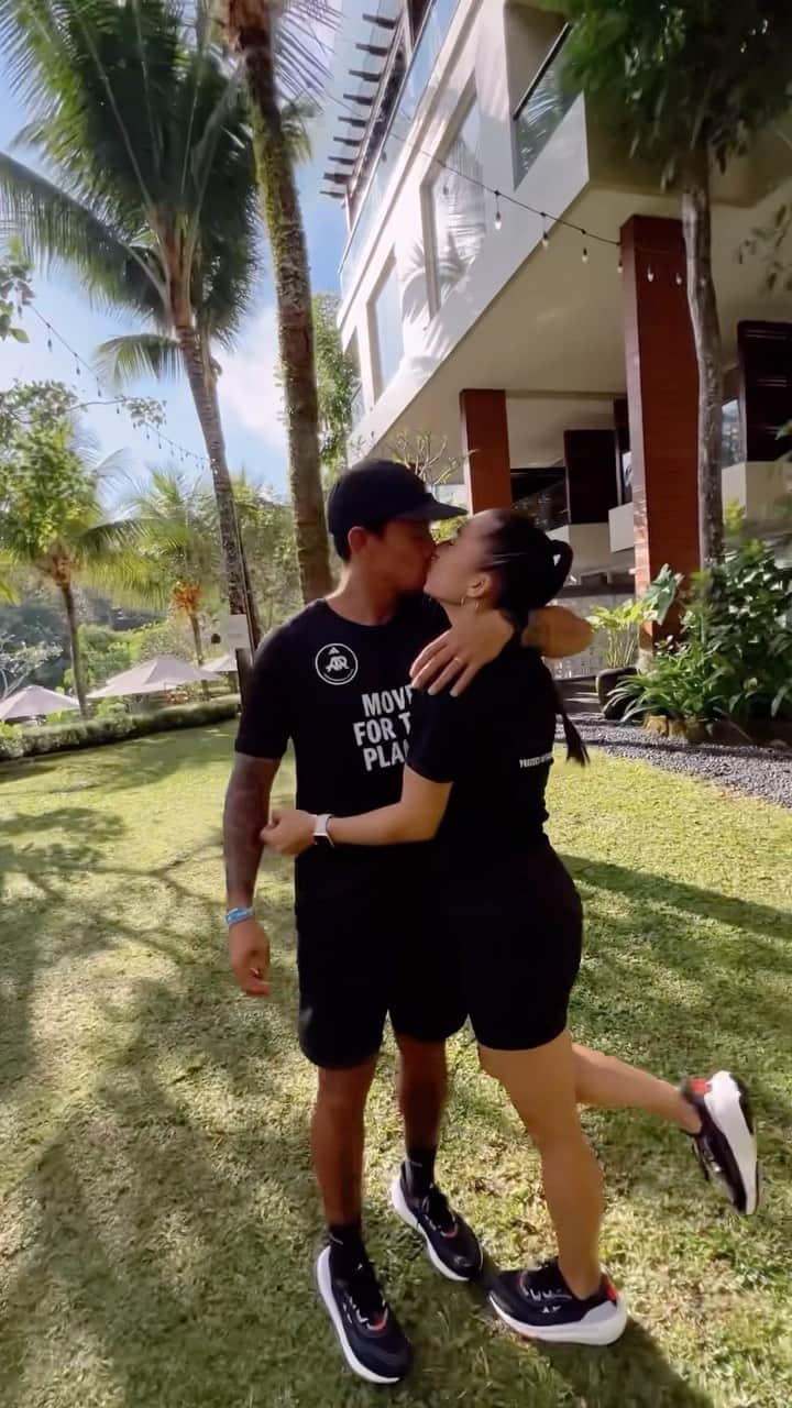 Jennifer Bachdimのインスタグラム：「We did it!! Saturday well spend with our @adidasindonesia family 💪🏽❤️  . . 5k run for #MoveForThePlanet and swimming @thewestinubud ✨ #teamBachdim . . PS: We are both wearing our newest Ultraboost light parley 💙✨」
