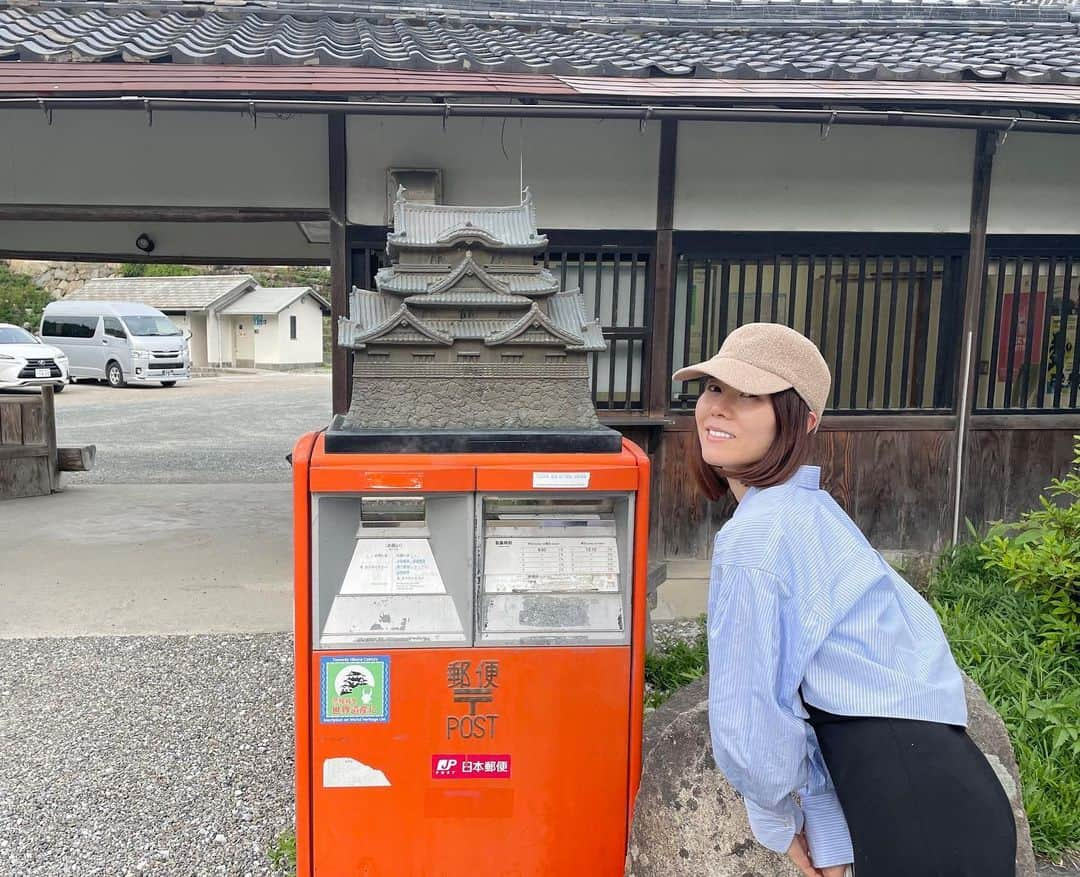 半崎美子のインスタグラム：「滋賀県へ。彦根城築城390年記念ポスト📮 明日、11日は滋賀県愛知郡愛荘町、ハーティーセンター秦荘大ホールで半崎美子〜明日を拓くコンサート！滋賀の皆様とは守山市以来の対話、とても楽しみです。 明日を拓くコンサートは富山〜青森と続きます🎤 6/17（土）富山県教育文化会館 8/27（日）青森県八戸市公会堂ホール 各地で皆様との出会いや再会の楽しみが日々の原動力になっています♪ 心よりお待ちしています。  #彦根城 #ハーティーセンター秦荘  #愛荘町 #明日を拓くコンサート2023  #半崎美子」