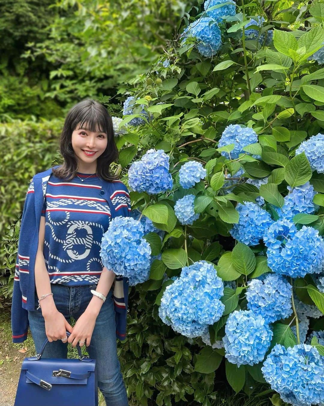 のインスタグラム：「紫陽花の季節になりましたね🪻Hydrangea blooming season arrived. ⁡ ⁡ 散歩がてら明月院へ。 満開はまだ少し先な様子でしたがとても綺麗でした✨  平日昼間は結構な人手だったので 朝早めの時間帯の方がゆっくりできそうです。 ⁡ ⁡ #紫陽花#あじさい#鎌倉観光#鎌倉#旅行好きな人と繋がりたい #タビジョ #ilovejapan #kamakura #kamakurajapan #trip #国内旅行 #japanese#japantravel #trip#tripgram  ⁡#旅游#여행스냅」