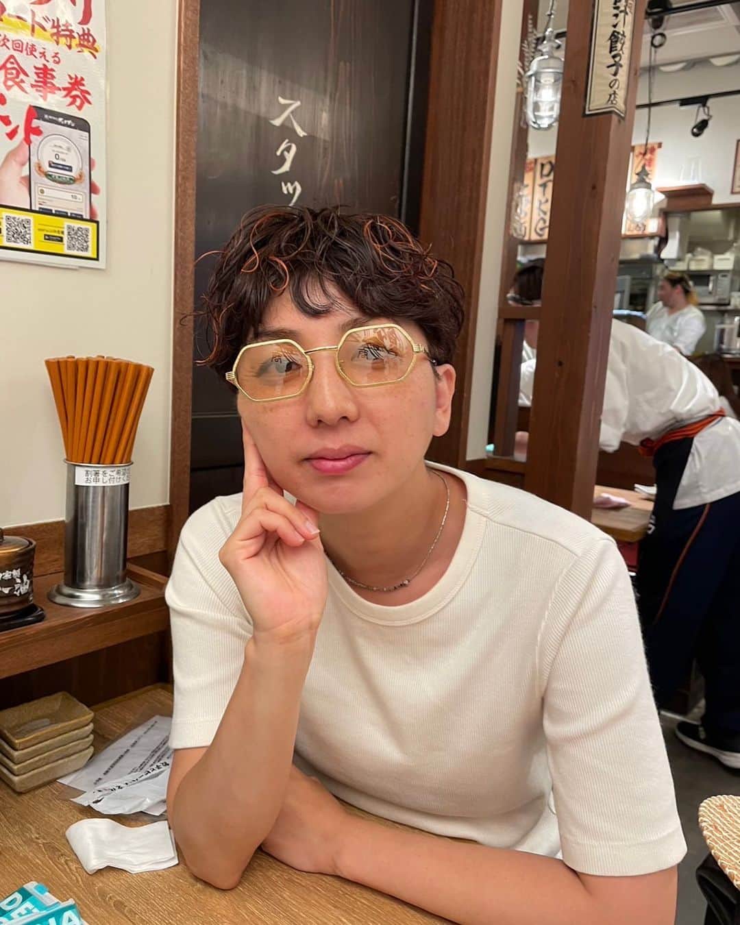 Boojilのインスタグラム：「📔適当日記📔  いつの間にか梅雨入りして、今年も約半分が終わりに近づいている。最近のわたしは何かしら言葉や知識を求めて読書をすることが増え、自分の世界を旅するというよりも、自分をどこかの世界に飛ばしてきた。  小説から哲学書、エッセイから伝記、ヨガや瞑想、気になるものは片っ端から読む。自分の知らなかった世界に没頭し、小旅行に出かけたような気分にもなる。  世界は自分を軸にすべてが見えているはずなのに、誰かの視点や考えに引っ張られたりして、いつの間にか軸がぶれていることがある。  誰かの体験記や想像の世界に共感したり、擬似体験したような感覚になるけれど、どうやっても、わたしはどこまでもわたしであるし、誰にもわたしを変えることができない。それは身内でも、親友にも、誰にもできないことだ。そしてわたしも誰かを変えることができない。自分のこどもさえも。誰かにわかってほしいとか、変わってほしいと願ったり行動するより前に、もっと自分に時間を使って、自分を今よりさらに良い方向へと導く力を自分がつける必要がある。自分が変わればいいだけだということに腑に落ちた。自分が変われば、相手を変えようとはしない。期待もしないし、相手に求めるくらいなら、自分ができるようになればよい。わたしもまだまだ勉強中なのだけど。  最近よく思うのは、これからの人生をどう歩もうか、ということ。  振り返れば、わたしが10代からずっと愛してやまなかった海外への旅は、このコロナ禍に入り丸3年行っていないことになる。先日息子に質問され、ひとりで出かけた国は20カ国程度、まだまだいきたい場所あるなぁと。日本に閉じこもっていると、頭が硬くなる。もうそろそろ限界だ。3歳だった長男をメキシコ、キューバ、アメリカに連れ出して以来、他の国の匂いや光や色を感じていない。旅はわたしにとってエネルギーチャージ、大切な習慣だった。  こどもが生まれ、わたしは母親という役割を進行中ではあるけれど、母である以前にわたしはわたしである。仕事の絵でやりたかった分野はすべてもうやり尽くした感覚があって、それよりなによりわたしは新しい自分に挑戦したい。もっと削ぎ落として時間を大切にしたい。やりたくないものは、やらない。  こどものときの自分にもどって、何にも囚われない絵を自由に描いて、知らない世界に飛び込んで自分の可能性を広げたい。  産後からずっと"母"と言う言葉にどっぷり浸かり、知らず知らずのうちに"母"という檻に順応しようと必死にもがいている自分がいたように思う。もちろん、こどもたちはかわいいし、愛しているのは変わらない。男も女も関係ないんだけど、"働く"こと、"作り出す"ことが育児や家事より圧倒的に得意なのだ。それなのに、従来の母業、母像にとらわれ、全部やろうとしていた。言わば、父も母も一人で担うような。  母でいる以前に、わたしという人間に向き合って、愛たり、許したり、やりたいことにもっと純粋にわがままに生きることもいいなぁと思う。母がひとりで海外にでっぱなしで創作の幅を広げ立派に稼いでこどもたちに還元できるなら、単身赴任も夢じゃない。そりゃあ、こどもたちは母さんがいないのは寂しいだろうけど、母さんがちゃんと一個人としてグレードを上げて無事帰還したらいいだけだ。なぜ、まだ日本のお母さんという生き物は調整役になりがちなんだ。女だってバリバリやりたいんだよ。やりたい人は。家族だって、ずっと一緒にいることが正解じゃない。  経験は絶対にどんな結果でも失敗じゃなくて、知恵になる。ずっと同じ場所(空間とはいわない、自分の世界のこと)に居続けても、わたしにとっては面白くない。生きている間だけは、何事にも感動できる自分でいたい。例え悲しいことであっても。心を震わせて生きていたいだけだ。  なかなか簡単じゃないんだけど、昭和の母像にひっぱられそうにもなるのだけれど、わたしが息子たちの"母"であることは、この先続く時間の中でどうやっても変わらない事実であることは間違いない。そして彼らは想像しているより遥かに力をもっているし、心配しなくても勝手に育つのだ。これは愛がないのではなく、信頼しているだけ。アップデートしたい、自分をとにかく。  母、より前に、しっかりとわたしをやり抜くことが一番の健康であり、歓びに繋がるのだろう。  最近新調した金縁の薄いグラデーションのかかったサングラス。わたしこれ着けて、フランスに行きたい。パリで絵を描いて、南フランスでバカンスしたい。もちろんひとりで。  サングラス　は @sutekimeganemichio で買った。髪の毛はブラッドオレンジのハイライトを  @jun_maeda__ さんに入れてもらった。カット、カラー、パーマできて嬉しい。 大変気に入っています。　フランス行き、というかいくならヨーロッパ色々巡りたい。せっかく生きているのだから、死ぬ前にしたいこと、全部やってからがいい。写真の背景は、THE居酒屋。  以上👍  #母　#育児　#子育て　#ネオ母ちゃん」