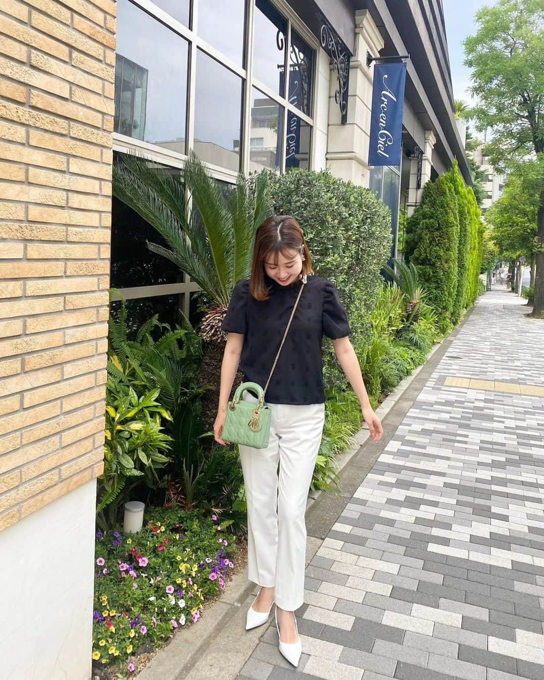 のインスタグラム：「. 🤍Thank you とっても可愛いコーデ! 素敵にご紹介頂きありがとうございます🥹✨🤍💚🖤  Reposted from @ayane0804  お友達が関西から来てくれたので都内へお出掛け💕 表参道から10分ちょっと歩いたアントニオというレストランのパスタが全部美味しすぎた🥺✨✨ ラシーヌのテラス席でブリオッシュのパンケーキを食べて、炭水化物三昧❤️ 娘は夫が見てくれたので、2人でのんびり他愛もない話をして幸せっ😚☘️ . この日は @ys_stella_shop のトップスとパンプスを履きました💕 トップスは可愛くて一目惚れで🥰インでもアウトで着てもバランス良かったです❣️ パンプスも靴擦れもせず歩きやすかった♡普段のサイズで大丈夫でしたよ♪ パンツはユニクロです♡ . #表参道ランチ#表参道カフェ#表参道グルメ#東京グルメ#アントニオ#ののあおやま#大人コーデ#アラサーコーデ#綺麗めコーデ#ドットブラウス#白パンツ#ユニクロコーデ#ユニクロきれいめ部#レディディオール#スマートアンクルパンツ」