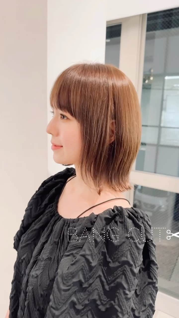 齋藤純也のインスタグラム：「おしゃれなヘアデザイン✂︎  シンプルだけどポイントのあるヘアスタイルがこだわりです^_^ 骨格と輪郭と髪質に合わせて誰よりも似合うデザインを♪  ✴︎PRICE✴︎ カット✂︎7700円 カラー✂︎7700円  カットなしの場合シャンプーブロー料金+2200円 カラーはトリートメントin処方で圧倒的な艶感と手触りをプラスします。 ブリーチor3Dハイライト施術はプラス7700円です。 パーマ✂︎7700円 トリートメント✂︎種類多数によりカウンセリングで決めさせていただきます。5500円〜11000円 縮毛矯正✂︎17600円、前髪のみは6600円 ・ ネット予約が×の所もお電話かDMで時間調整できますので気軽にご連絡ください！ kelly.表参道本店　A1出口より徒歩45秒 東京都渋谷区神宮前5-2-5 JY表参道ビル２Ｆ kelly. ・ ・ ✔️群馬県伊勢崎市で出勤するスケジュールは隔週水曜日です。 群馬店は料金が異なります、お問い合わせください 群馬のご予約はＤＭまたは ホットペッパービューティーで  kelly. by L.O.G 検索✂︎ 在籍日程が少なくて申し訳ありません。 薬剤は最新のものを揃えました 群馬県伊勢崎市宮前町146-1」