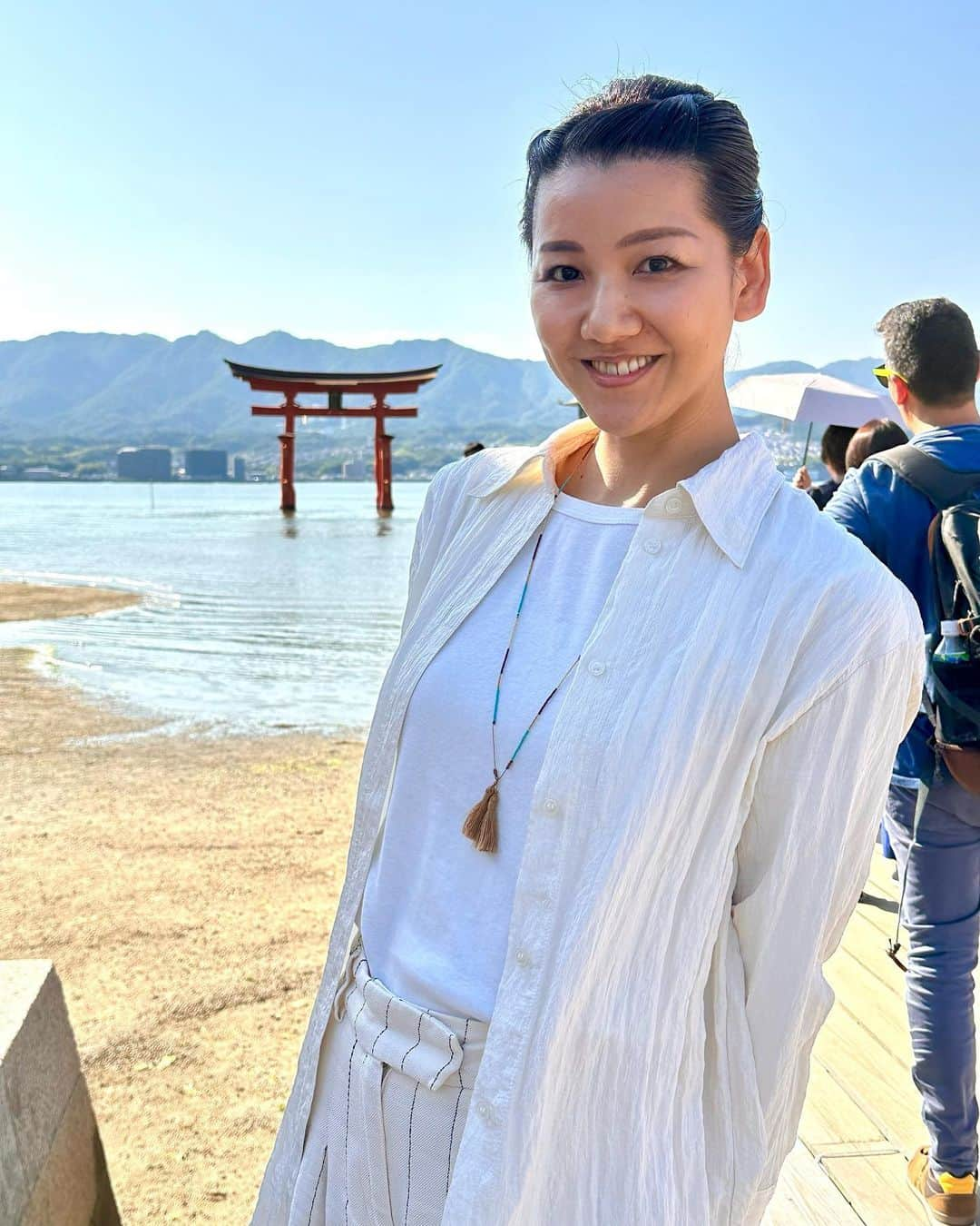 林家あずみさんのインスタグラム写真 - (林家あずみInstagram)「11日から10日間 鈴本演芸場と浅草演芸ホールに出演させてもらいます😍 鈴本演芸場が18時頃の高座で 浅草演芸ホールが20時頃の高座で師匠たい平のひざ（とりの師匠の直前の高座）です！頑張ります！ 12日と17日どちらの寄席の出番もお休みします。申し訳ありません。 皆様のお越しをお待ちしております。  写真は 本文に関係ないのですが、厳島神社での縁起良き写真を貼り付けました😂  #鈴本演芸場 #浅草演芸ホール #三味線漫談  #林家あずみ」6月10日 20時53分 - kurohime424