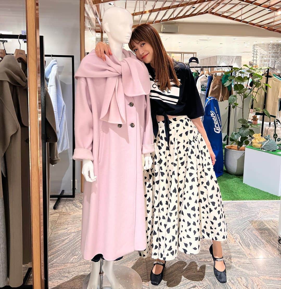 のインスタグラム：「今週は　@coel.official  伊勢丹新宿popup♡ ずっと店頭に立ってヨンズに会うのは5年目。。 色んなヨンズに会えるから朝から終わるまであっという間に過ぎる。 赤ちゃんだったベビーたちが歩くようになったり 付き合ってたカップルが結婚して赤ちゃんが出来ましたと言う素敵なニュースを聞けたり いつも本当に楽しいよ♡ 今回は韓国の人気雑誌とのゴルフウェアーのコラボレーションや、今韓国で人気があるゴルフブランドをセレクトしてお見せ出来た事がとても嬉しいです！コロナも落ち着いて久しぶりに韓国に帰ったら 可愛いゴルフアイテムが多くて自分のブランドでいろいろ紹介したくなったのでそれが形で出来ました！今日店頭にいてゴルフやってる方達が沢山いてびっくりしました！私も形は作れたので可愛い洋服を着てゴルフ出来るようにならなきゃと思いました😝 そして人気ですぐ完売なるコートたちも 先行予約出来るように店頭に準備してるので 試着したい方は是非いらしてくださいね！ 明日日曜日も店頭にいますので 時間ある方は是非会いに来てね！ popupは火曜日13日までなので宜しくお願いします🩵」