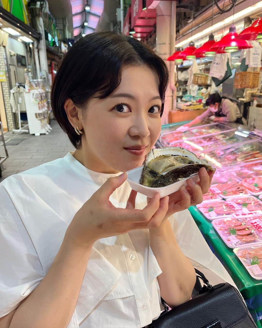 小山侑紀のインスタグラム：「🦪🦪🦪 ⠀ とんでもなく大きい牡蠣と出会えて ⠀ 幸せそうな私をどうぞ  ⠀ ⠀ #何年振りだろうか #生牡蠣 #当たるのが怖くて避けてた #大丈夫だった #いぇい  #🦪  #お肉も魚もだいすきです」