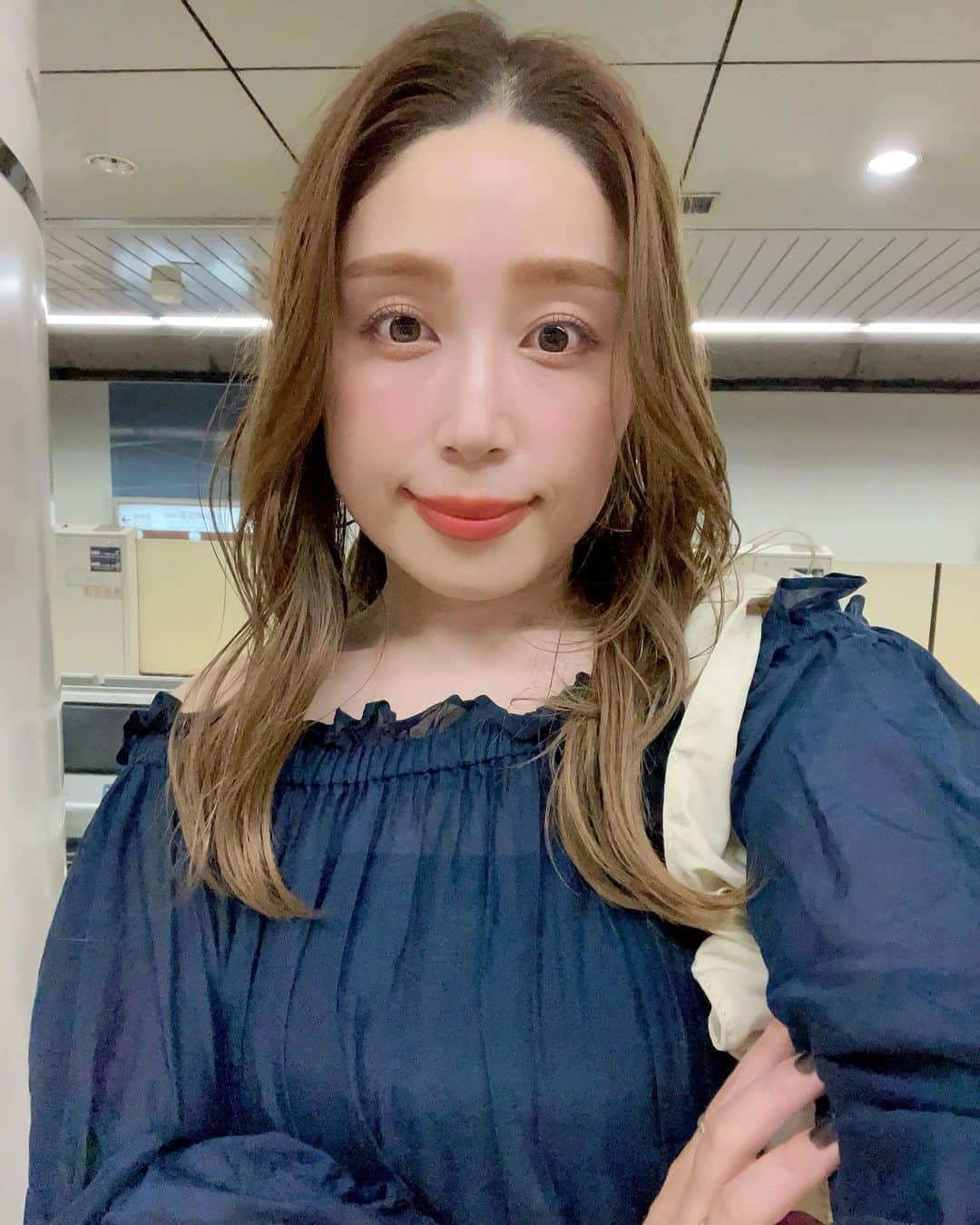 erinaさんのインスタグラム写真 - (erinaInstagram)「30代前半までは絶対ブリーチのハイトーンにしたい派だったんだけど（永遠にブリーチし続けると思ってた←）最近は、透明感のある適度な明るさが好き🫰🏻  でも（←）コロコロ気分が変わるタイプだから次めっちゃ明るくなってるかも。笑  この前ストーリーでヘアクリップ探してるって言ったら優しいフォロワーさんが同じの教えてくれて無事に買えた🥹!! DMありがとうございましたっ♡ ・ ・ ・ #ヘアスタイル#ロングヘア#ブリーチなし#透明感カラー#ミルクティーベージュ#前髪なし#韓国ヘア#ワンホン#くびれヘア#レイヤーカット#hairstyle#koreanhair#헤어스타일#petrel_jp」6月10日 21時00分 - enappi_148