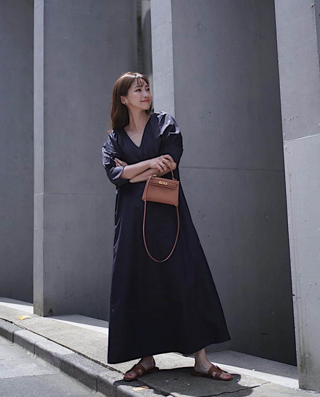 喜田彩子のインスタグラム：「⁡ ⁡ ただいま〜🇯🇵✨ 今日は午前中に帰国し、すぐに子供達の習い事へ😅 自分のタフさに自分でビックリ！ そして、日本のジメジメにもビックリ！！ ⁡ とりあえず、時間もなかったので1枚でキマる シルエットが綺麗なカラーワンピースにお着替え♡ ⁡ ⁡ パリッとした厚手のシャツのような生地感で 合わせる小物でカジュアルにも綺麗目にも👍🏻 ⁡ 今日はペタンコのサンダルでラフコーデ🌱 立体的なパフスリーブの可愛さと 深いVネックのバランスがお気に入りだよ〜！ ⁡ ⁡ ONE PIECE... @riberry.official  bag・SHOES... hermes ⁡ ⁡   #riberry #riberry_snap #リベリー #fashion #outfit #ootd #coordinate #패션 #오오티디 #데일리룩 #코디스타그램 #악세사리 #오늘뭐입지 #좋아요 #156センチコーデ #sサイズコーデ #夏コーデ #春コーデ #シンプルコーデ #ファッション #ワンピースコーデ #ワンピース」
