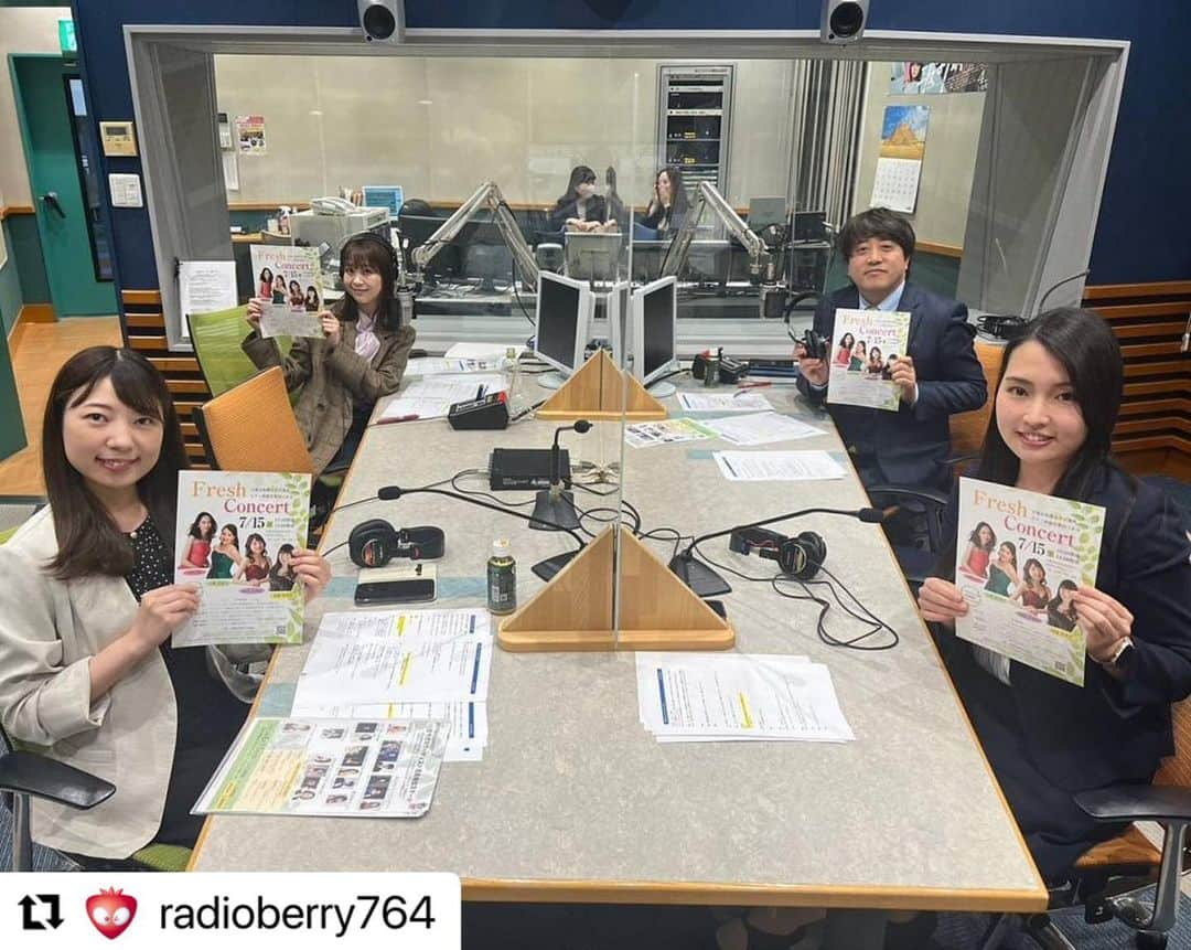 須賀由美子さんのインスタグラム写真 - (須賀由美子Instagram)「#Repost @radioberry764 with @use.repost ・・・ . 毎週土曜日の朝8:25からは、 「音楽のミナテラスとちぎ」🎶 今週(6/10)のゲストは、 ピアニストの小堺香菜子さんと福田有理絵さん！ 二人とも、宇都宮短期大学と 宇都宮短期大学附属高校で講師をつとめています。 そしてもう一人、 とちぎテレビ「わいわいボックス」で 情報キャスターを努める高校生MARINさん！ 聴き逃しちゃった方はradikoでも！  #音楽のミナテラスとちぎ #ピアニスト #小堺香菜子 #福田有理絵 #MARIN #新井啓泰 #須賀由美子 #RADIOBERRY #レディオベリー」6月10日 20時56分 - tottiyumi