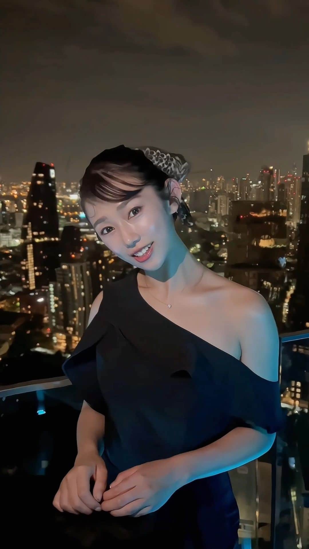 のインスタグラム：「⌇‎📍Bangkok 🇹🇭 Thailand ⁡ ずっと着たかった黒ドレスを タイでようやく🖤 ⁡ @kanoa.black   身体のラインを綺麗に 見せてくれて好き。 ⁡ 髪の毛はアップでまとめてみたよ.ᐟ.ᐟ ⁡ たまにはこういうのも、良いかな❔ ⁡ ________________________________ #Thailand #bangkok #タイ #バンコク #黒ドレス  #ドレス #phuket  #travel #japan #ประเทศไทย」