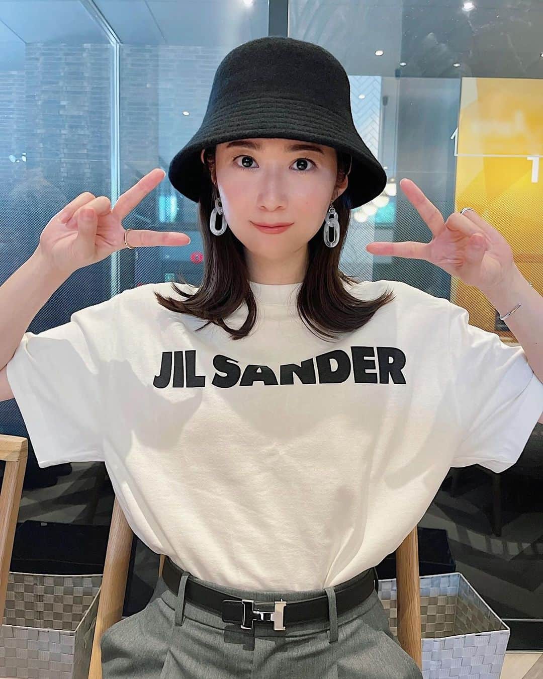 のインスタグラム：「👖 毎年1枚ずつロゴTを買うスタイル。今年はジルサンダーです。 40代、コンディションが悪い日はこのように二重の幅が狭くなっちゃうんだけど、やはり加齢か。あと若干顔が伸びたような…？ イヤリングはす〜ぐ失くすので300円のです。  #fashion #coordinate #jilsander #outfit #fashiongram #uniqlo #ファッション #コーディネート #ユニクロ #ユニクロコーデ #ユニクロ購入品 #ジルサンダー #ロゴt #tシャツ #バケットハット #バケハ  #40代ファッション #40代コーデ #40歳 #40代 #40代メイク #アラフォーコーデ #カジュアルコーデ #大人カジュアル #アラフォー #アラフォーファッション #MAOコ #プチプラ #プチプラコーデ」