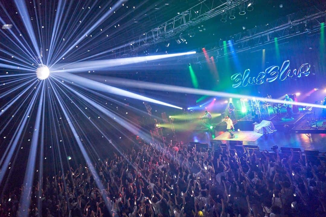 SIRUPのインスタグラム：「BLUE BLUR TOUR NAGOYA ありがとう！！  徐々に上がって行くボルテージにこちらもテンション上がって最後はみんなで爆発した感覚があって最高やったね〜！Band的にもかなりあったまってきたツアー折り返し地点でしたわ！  名古屋は思い出いっぱいだからいつでも来たいしみんなとまた会えるの楽しみですわな  ほんでよ！ 明日はついに地元大阪はZepp Nambaにてブルブラツアー！まーじで楽しみ！ みんな待ってぜ〜！爆発しよう🔥  📸 kazuhisa niizawa  #ブルブラツアー」