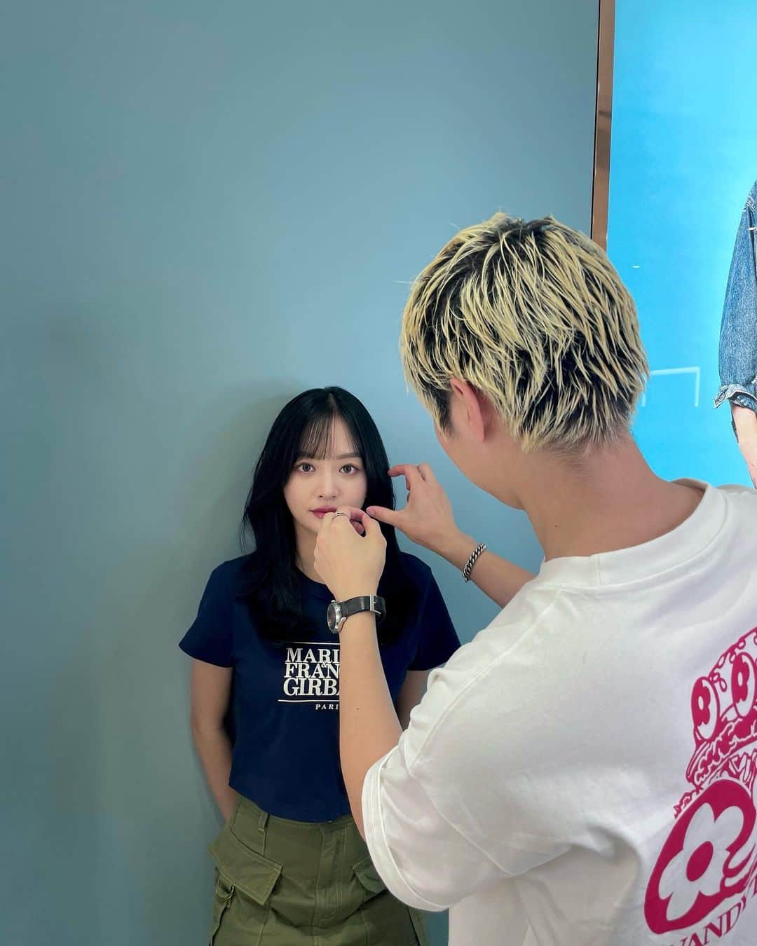ᴅᴏᴜʙʟᴇsᴏᴜᴘのインスタグラム：「요즘 일본에서 한국 헤어스타일이 인기라고 해서 도쿄 출장 때 긴자에 있는 shima라는 미용실에서 한국 스타일로 염색하고 머리도 자르고 왔어요 💇🏻‍♀️🤍✨ 헤어스타일도 넘 맘에 들구, 염색했는데도 머릿결이 비단결이라 깜짝 놀랐다눈!!! 그리고 ㅋㅋㅋ 담당해주신 디자이너님이 진짜  넘 재밌움 ㅋㅋㅋㅋㅋㅋ ㅋㅋㅋㅋㅋ  그때 찍은 브이로그 영상이 금방 올라갔으니까 프로필 링크 눌러서 보러오세요 ✨  昔から日本の美容技術が上手だと聞いて今回に出張で皆さんからたくさんおすすめしていただいた銀座のshimaに行ってきました🤍  ヘアスタイルもとても気に入ったし、染めたのに髪が絹でびっくりした！！！ そして、担当してくださったデザイナーさんが本当に面白い www www  あの時撮ったブイログ動画がすぐアップされたので プロフィールリンクを押して見に来てくださいね✨」