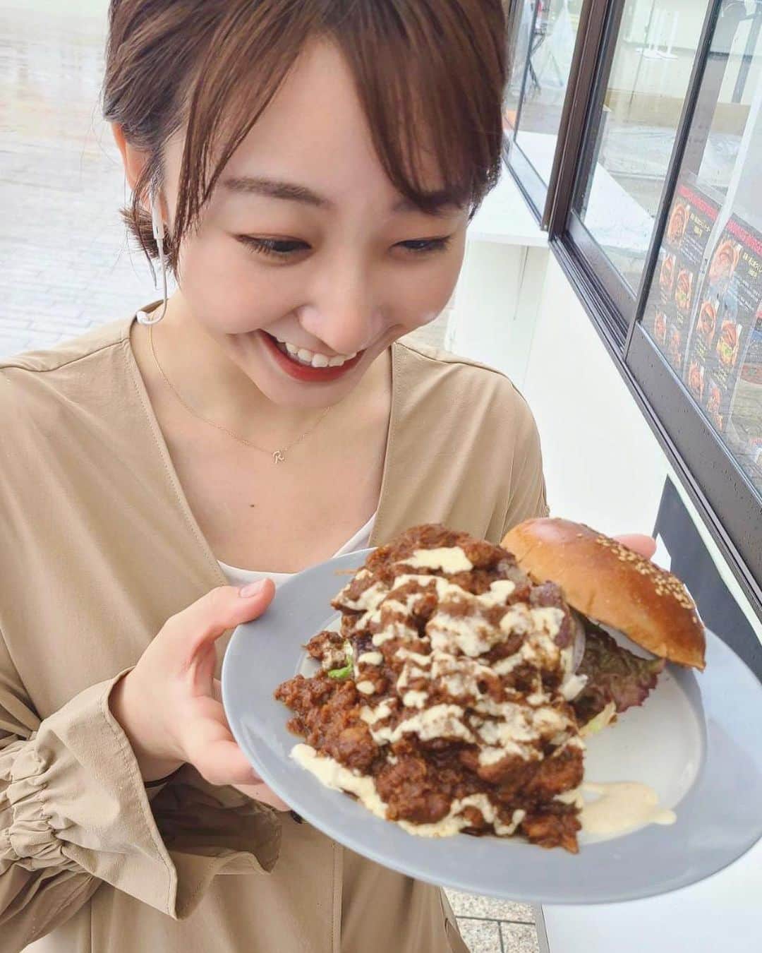 のインスタグラム：「. 昨日は横浜赤レンガ倉庫で行われているハンバーガーイベントから生中継🍔 インパクト大なハンバーガーがたくさん集まっていてわくわくしました🤭 ご協力いただいたお店の皆さま、朝早くからありがとうございました！ イベントは明日(6/11)までです！ぜひ🫶  #ZIP #NOWニッポン #12 #横浜赤レンガ倉庫 #ジャパンバーガーチャンピオンシップ #japanburgerchampionship」