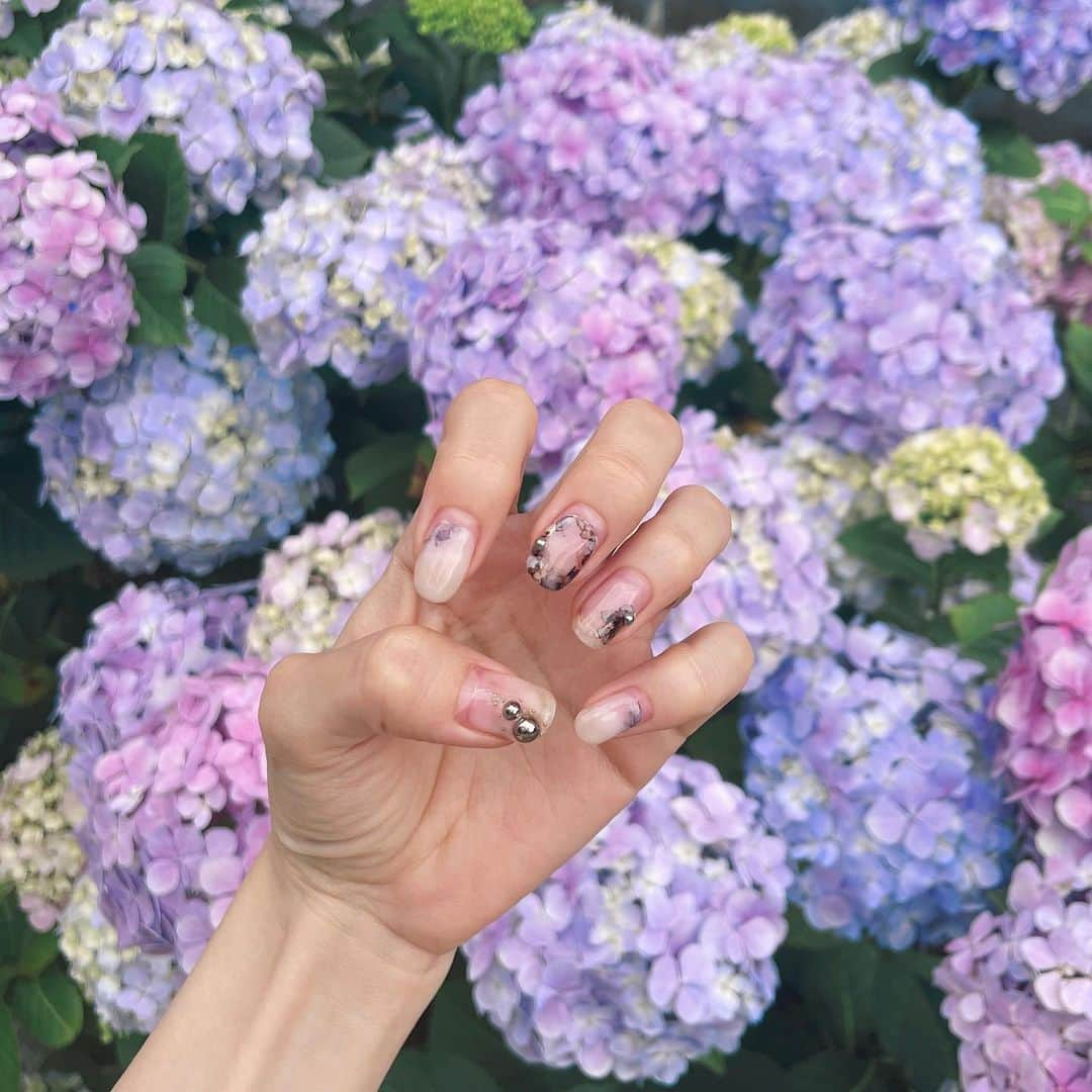 松尾 瞳のインスタグラム：「６月nail💜💙  紫陽花みたいなイメージカラーで 初インクネイルに挑戦した〜  最近ポンタに紫陽花を教えたら 「あじじ！」と覚えて可愛いです💐  #ネイル #ジェルネイル #インクネイル #紫陽花 #ニュアンスネイル」