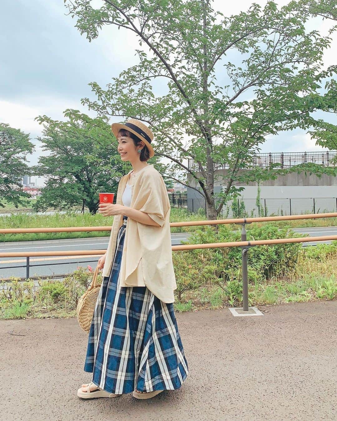 むらたさきのインスタグラム：「♡♡ ． 海外で働いている友達2人💇‍♂️💇‍♀️が 同じタイミングで帰国していたので、 ． ここぞ❣️とみんなで集まって ランチしたり(やっぱり日本食希望🍙😙)、 駅のホームまで見送ったり、 数年振りの再会なのに全く久しぶり感がない集いで😂、 昨日の話の続きをしとるようなやりとりが居心地よかった〜🗣️☺️👂 ． みんな、近々またね♡♡ ． ． ． この日は、 さらっと涼しく着られて重宝しとる @libra.cue_official の バンドカラーリネンミックスボリュームブラウス ✖️珍しくスカートスタイル🌼🐶 ． (他のアイテムは写真にタグ付けしました🏷️) ． ． ． 羽織りにもなるブラウスは、 コットン×リネン素材でほどよくハリがあって 体に張り付かないので、着心地よい✌️😘 ． 冷房が寒い時に、 二の腕ぷにぷに隠れ身の術🙊に、 夏の間も活躍してくれそうやね〜🎐👌☺️♡ ． ． ． ． ． ． ． ． ． ． ． ． ． ． ． ． ． #10歳 #7歳 #3歳 #三兄弟ママ ． #リブラキュー #ママコーデ #アラフォーママ #バンドカラーリネンミックスボリュームブラウス @libra.cue_official ad」