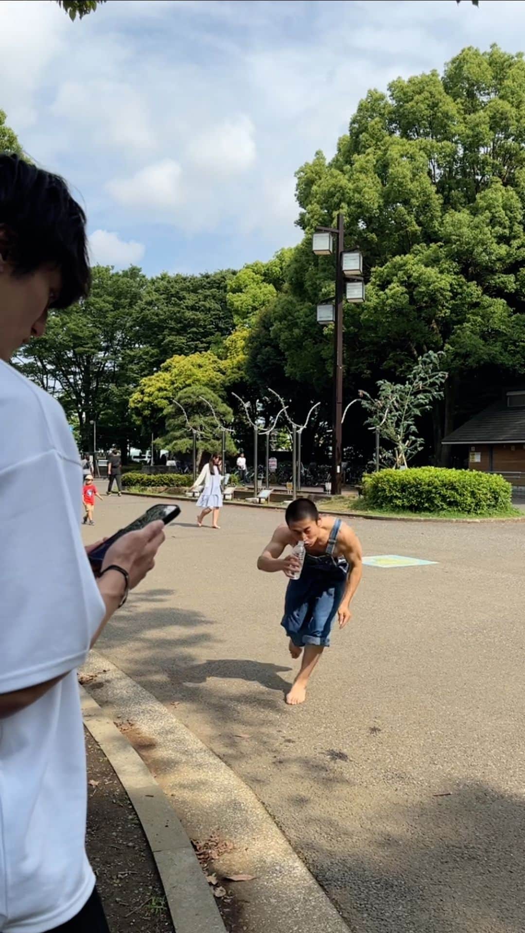 のインスタグラム：「I want to help this guy😔🤝👞 #issei #comedian #peaceful」
