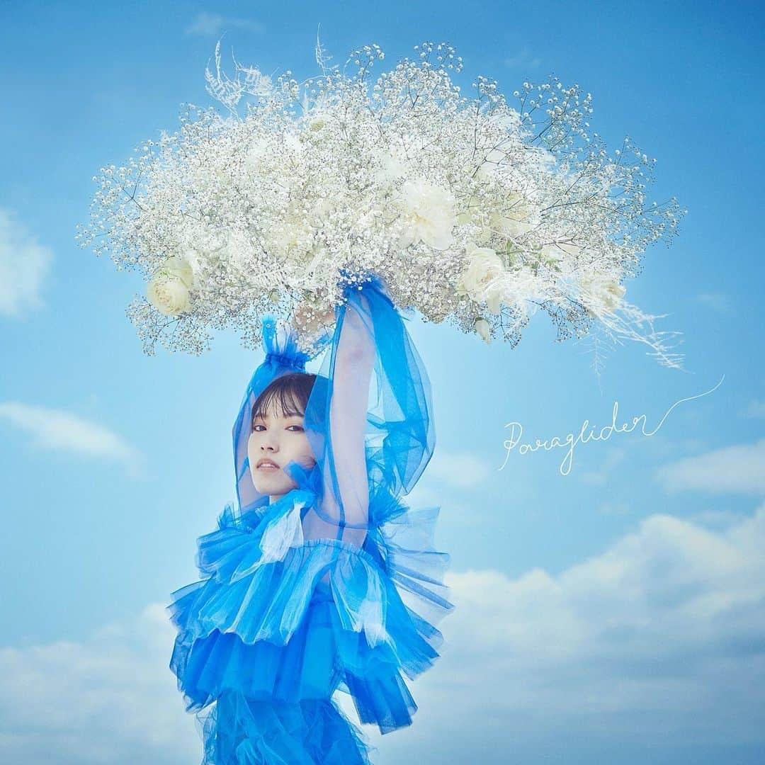 石原夏織さんのインスタグラム写真 - (石原夏織Instagram)「「Paraglider」のジャケ写が公開されました🤍  お気に入り💭  #石原夏織 #Paraglider #ジャケ写 #花　#青空」6月10日 21時07分 - ishiharakaori_official