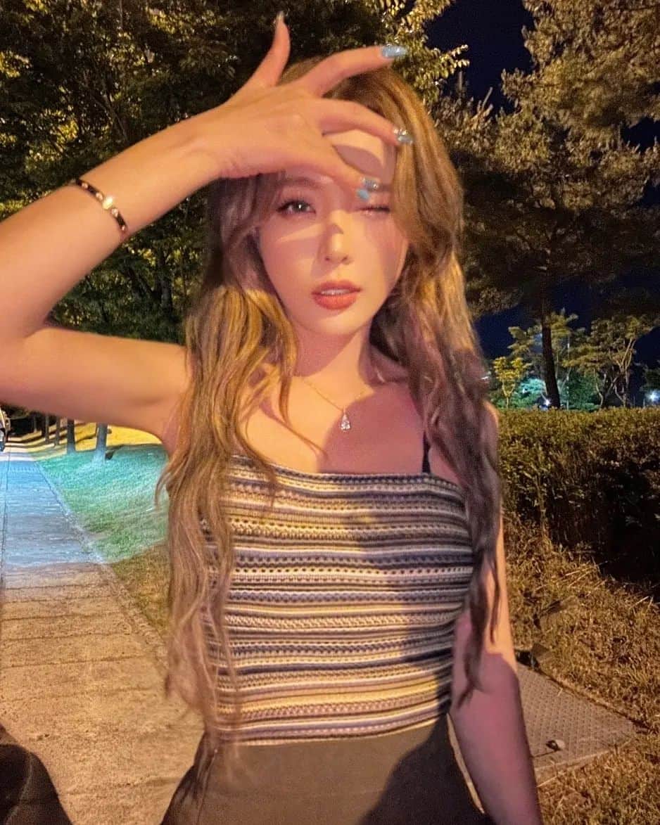 ホン・ジニョンのインスタグラム：「오늘밤에~~아무도모르게~~~🎶」