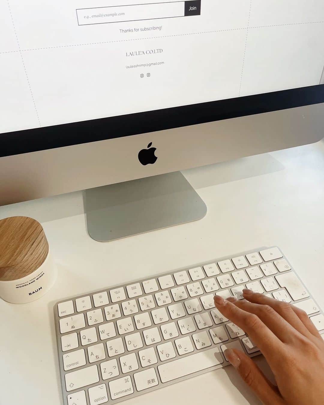 森山菜々のインスタグラム：「. 💻✍🏽🎧✨  新オフィスめちゃ静かすぎて、かなり集中できる😮‍💨  wakanaに貰ったBAUMのハンドクリーム こまめに塗って癒されてまっす🌱🫶🏽 これね、ほんっといい匂い🍋」