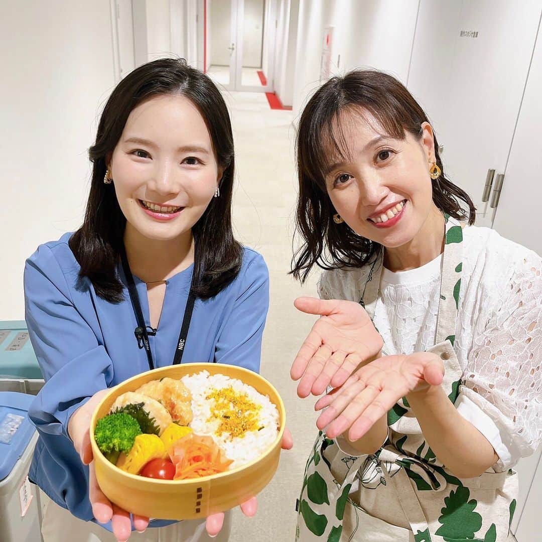 平地真菜のインスタグラム：「この日のお料理の先生は利恵さん〜🤗 @riesato_  ←とても可愛いお弁当をアップされています！  利恵さんみたいになりたくて 「どうしたらお料理上手になれますか？」 と聞いたら 「美味しいものを食べることよ〜」 と教えてくれました！  もちろんそれだけではなくて 料理担当ディレクターによると昔から手際が良かったらしい！！  確かにお料理コーナーでは あっという間にお料理ができてて驚きます！  ちょっと目を離した隙に 「え、もう完成してる！？」 ってなることも😂  この前の【ふわふわつくね団子】は 早すぎてびっくりでした笑 洗い物もほぼ無くて感激  手際の良さをすぐに真似することはできないけれど、食べることは真似できる！？  とりあえず ふわふわつくね団子を作って食べよ〜 と思ったのでした😋」