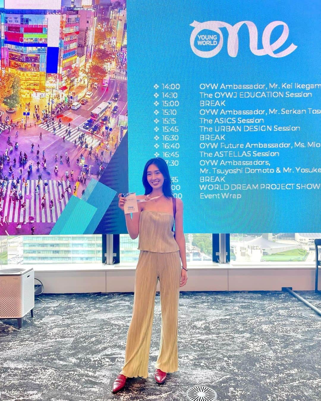 フェン・シャーニィーのインスタグラム：「Pics from a few things I had the pleasure of being a part of 🧡  I had the pleasure of attending the One Young World Japan Caucus in Shibuya and catching up with other OYW ambassadors and got to listen to lots of inspiring speeches and pitches ☀️💗🌼  Second pic is of me very very serious, chatting about the importance of diversity in the Japanese Entertainment Industry. Thank you for having me as a speaker at the Japan-U.S. Intercultural Art of Humanity Symposium 🧡」