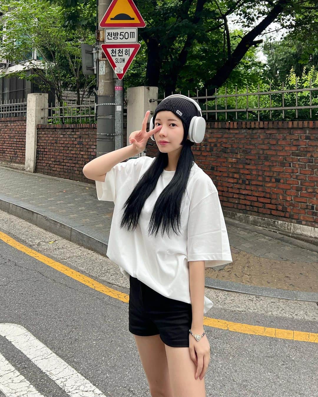 のインスタグラム：「ㅤ 韓国2泊3日の滞在中 2日間連続メイク落とさず風呂入らず寝落ちしてしまった...絶望。 ㅤ 3日目にして肌がボロボロなってきたけん せめてもの償いで最終日 @dream_plastic_surgery_japanese に駆け込んで肌管理した🥺涙 ㅤㅤ 肌ツルツル生き返った〜〜〜 だから3日目はすっぴんdayだからラフコーデ🍳 ㅤ ㅤジャケットは @zara × @ader_error コラボの♡ まだサイト在庫あったよ！Sです♡ ㅤ ㅤきょんオンニとたかしがたくさん写真とってくれた🥺 ㅤ ㅤ来週もお仕事で韓国だけど きょんきょんオンニとたかしと一緒に 遊園地行くの~~~😛♡♡嬉 ㅤ ㅤ ㅤ #adererror #アダーエラー #韓国旅行 #韓国旅行 #肌管理 #スキンケア #ロングヘア #骨格ストレート #骨スト #ショートパンツ #tシャツ #カジュアルコーデ」