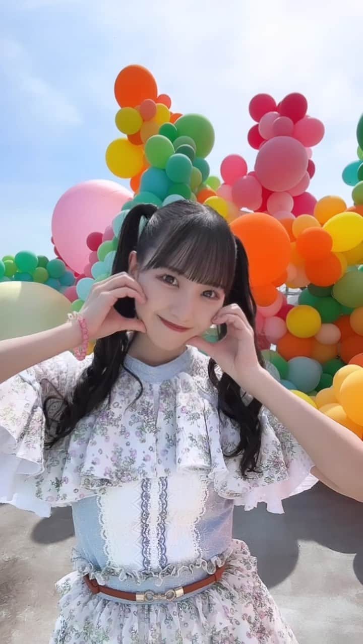 のインスタグラム：「𓂃𓈒𓏸 ⁡ ･ ･ ⁡ 7月5日発売 SKE48 31st Single #好きになっちゃった  ⁡ 青空の空の下ポップなバルーンのセットで 撮影をしました🎈☁️ ⁡ 初のセンターシングルのMV撮影 とっても幸せな一日でした🎀 ⁡ ･ ･  #アイドル #idol #ツインテ #ツインテール」