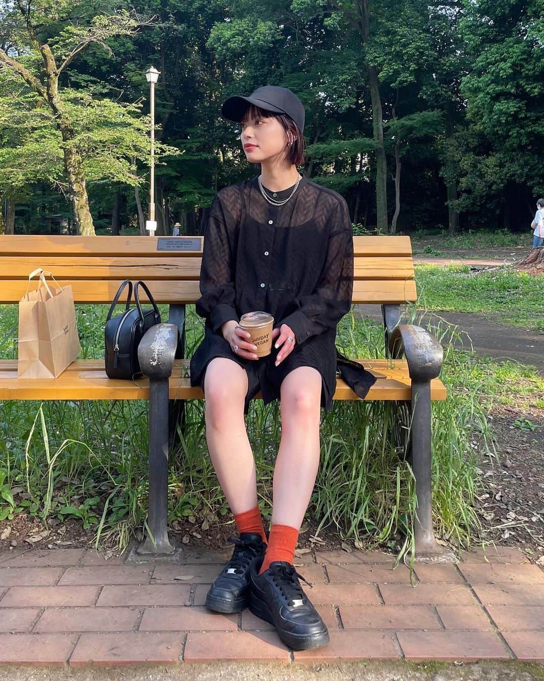 のインスタグラム：「.  キャップ被ってた日の全身コーデ🌞 ⁡ ⁡ 年齢に抗う脚出しコーデ周りからは好評で嬉しかった👶🏻（笑） ⁡ ⁡ ⁡ ⁡ ⁡ ⁡ ⁡ #休日コーデ #休日の過ごし方 #dayoffoutfit #キャップコーデ #キャップ女子 #ショートパンツ #ショートパンツコーデ #スニーカーコーデ #スニーカー女子 #モードカジュアル #モード系女子 #ブラックコーデ #差し色コーデ」