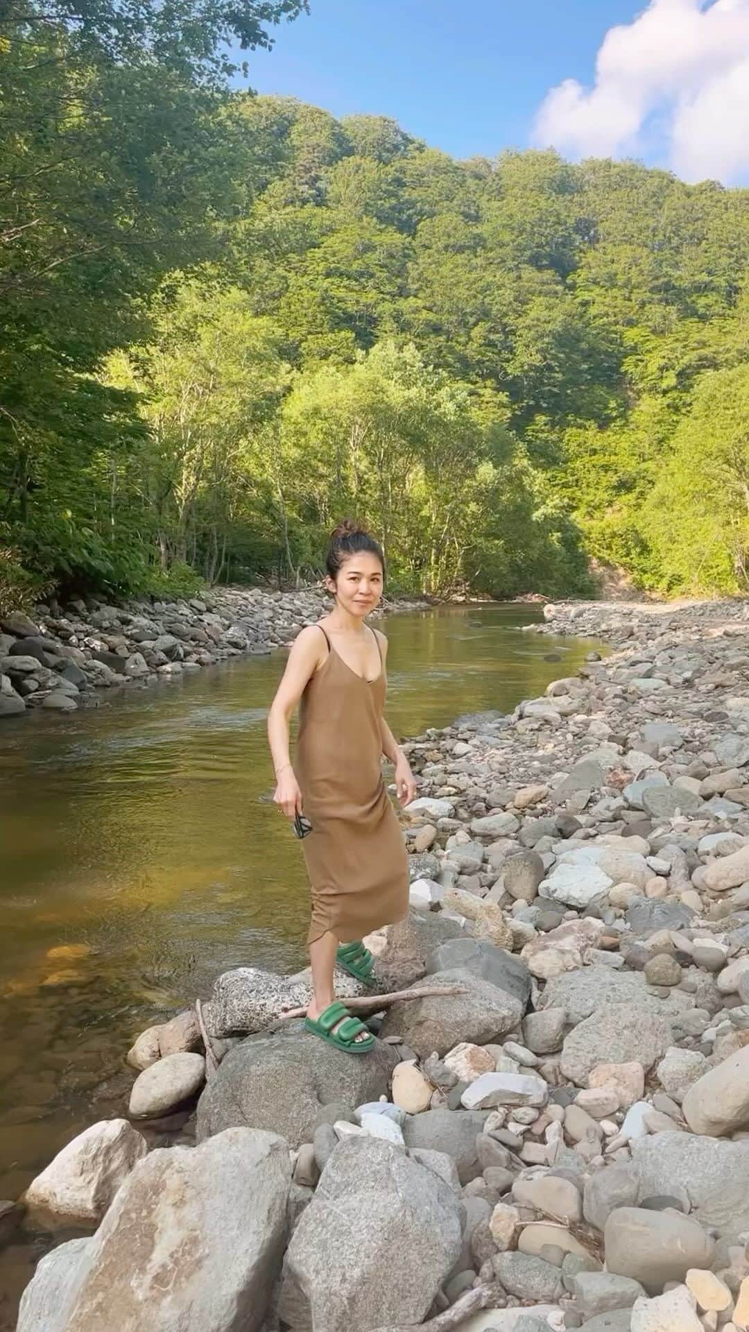 辻直子のインスタグラム：「#青森#白神山地shirakamisanchi#aomori #はじめての青森#こんなに素晴らしいなんて♡#もっと早く知りたかった🫶🏻🍎  最高な空気と 理想の太陽と温度と日差し✨  それがそろうだけで今日がこんなにも最高  太陽が西に傾き光がさせば 木々や水に射す光でまた違う色を見せてくれる  身体にまとう空気の肌触りが格別  今日の景色が1番に見えました👌🏻」