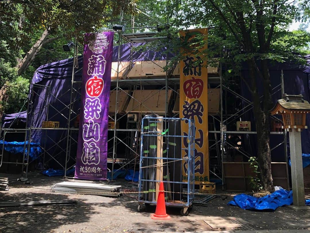 若林美保さんのインスタグラム写真 - (若林美保Instagram)「いよいよ本日より開幕！！ 花園神社に紫龍テントを建てての公演です。 ゼロから作り上げて、そこで公演するということに、なんともいえない気持ちがジワジワと湧き起こっています。 是非見届けて下さいませ✨  パンフレットもステキです＼(^o^)／  6/11〜26花園神社境内 特設紫テント 新宿梁山泊第74回公演 「少女都市からの呼び声」 毎夜 開場19:00/開演19:30 ※6/15,22休演 【チケット予約】 https://www.quartet-online.net/ticket/shojyo?m=0whhgic 【詳細】 http://s-ryozanpaku.com/  #新宿梁山泊 #紫テント #少女都市からの呼び声 #初日 #花園神社」6月11日 8時08分 - waka_miho