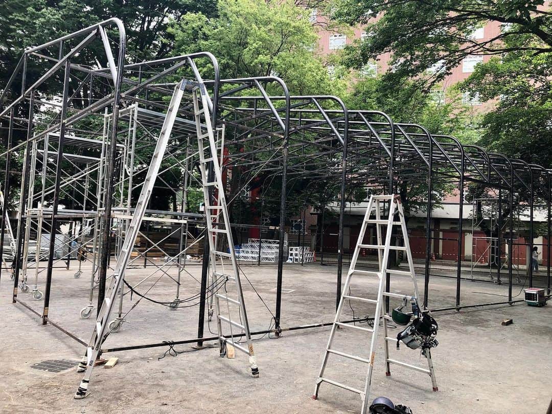 若林美保さんのインスタグラム写真 - (若林美保Instagram)「いよいよ本日より開幕！！ 花園神社に紫龍テントを建てての公演です。 ゼロから作り上げて、そこで公演するということに、なんともいえない気持ちがジワジワと湧き起こっています。 是非見届けて下さいませ✨  パンフレットもステキです＼(^o^)／  6/11〜26花園神社境内 特設紫テント 新宿梁山泊第74回公演 「少女都市からの呼び声」 毎夜 開場19:00/開演19:30 ※6/15,22休演 【チケット予約】 https://www.quartet-online.net/ticket/shojyo?m=0whhgic 【詳細】 http://s-ryozanpaku.com/  #新宿梁山泊 #紫テント #少女都市からの呼び声 #初日 #花園神社」6月11日 8時08分 - waka_miho