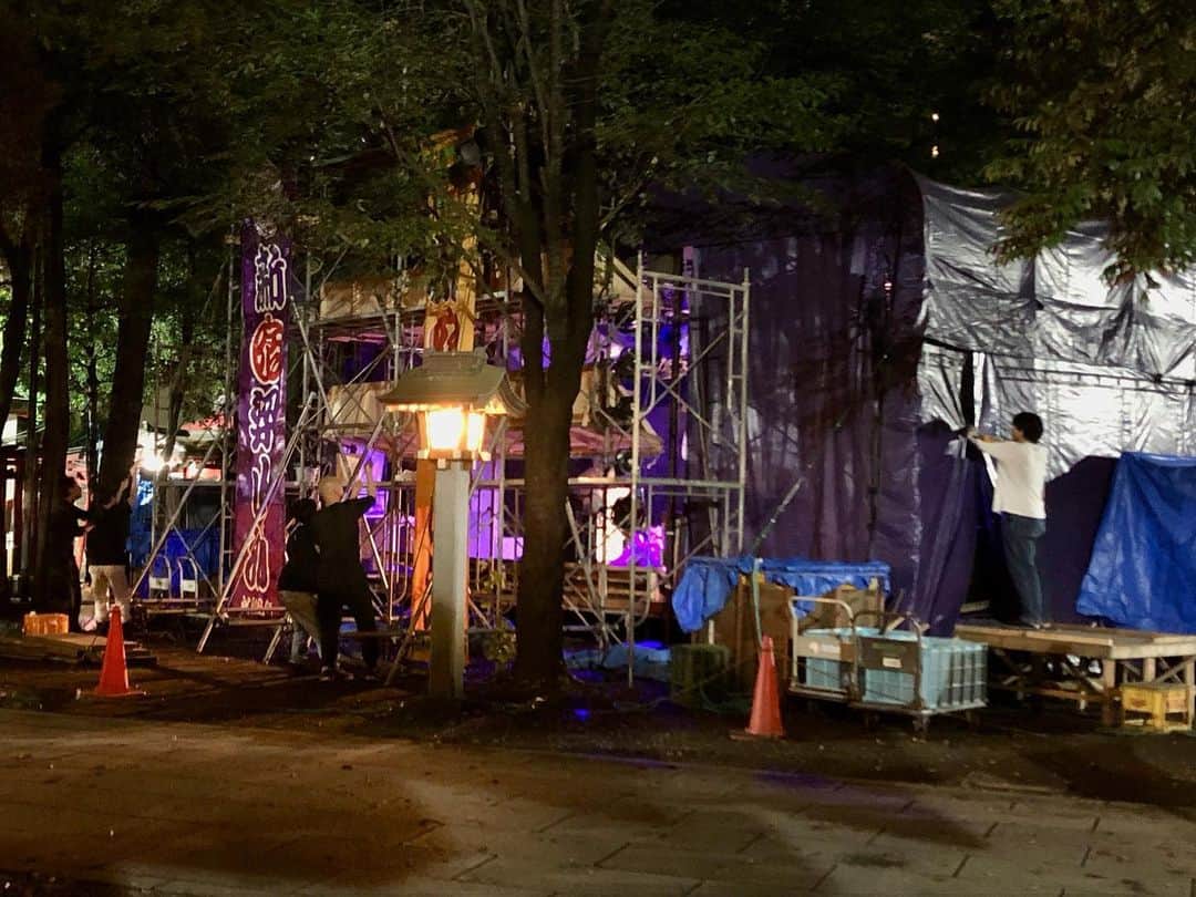 若林美保さんのインスタグラム写真 - (若林美保Instagram)「いよいよ本日より開幕！！ 花園神社に紫龍テントを建てての公演です。 ゼロから作り上げて、そこで公演するということに、なんともいえない気持ちがジワジワと湧き起こっています。 是非見届けて下さいませ✨  パンフレットもステキです＼(^o^)／  6/11〜26花園神社境内 特設紫テント 新宿梁山泊第74回公演 「少女都市からの呼び声」 毎夜 開場19:00/開演19:30 ※6/15,22休演 【チケット予約】 https://www.quartet-online.net/ticket/shojyo?m=0whhgic 【詳細】 http://s-ryozanpaku.com/  #新宿梁山泊 #紫テント #少女都市からの呼び声 #初日 #花園神社」6月11日 8時08分 - waka_miho